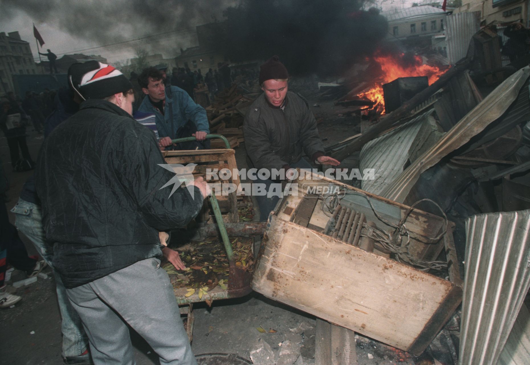 Москва. 1993г. Октябрьский путч. Митингующие на баррикадах.