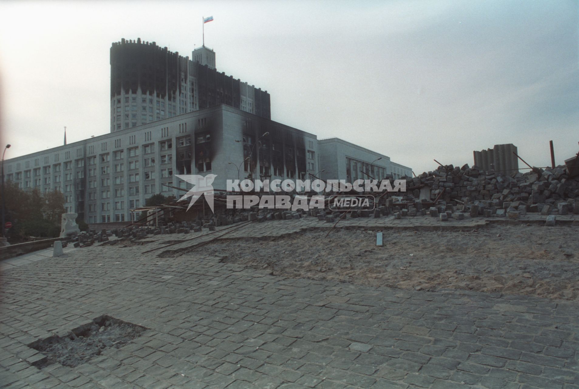 Москва. 1993г. Октябрьский путч. Сгоревшее здание Дома Советов РФ (Белого дома РФ) и баррикады.