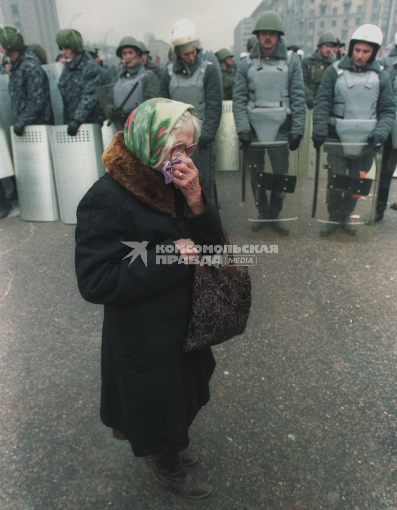 Москва. 1993г. Октябрьский путч. Пожилая женщина на фоне оцепления ОМОНа на Смоленской площади.