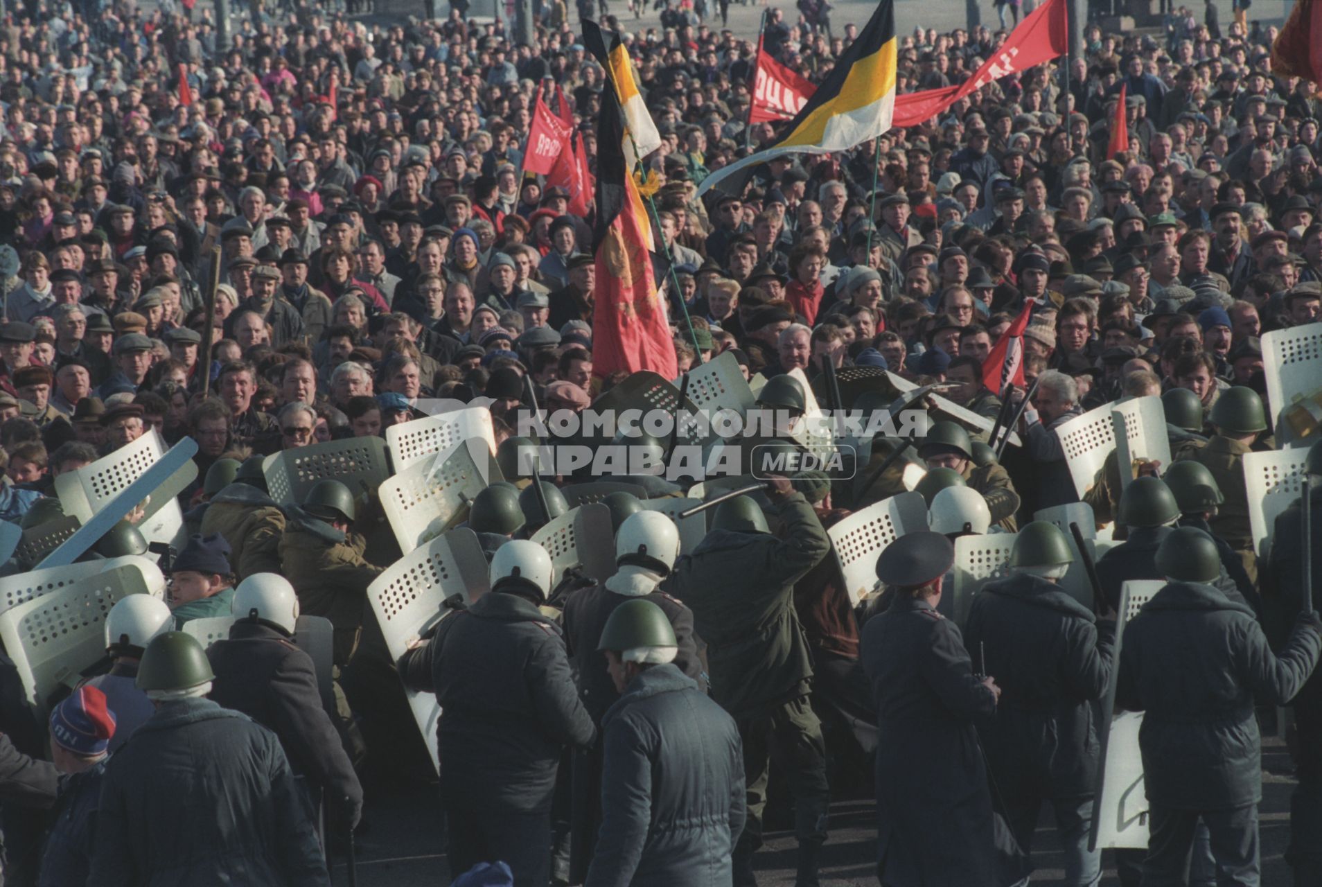 Москва. 1993г. Октябрьский путч. Сотрудники правохранительных органов во время разгона демонстрации.