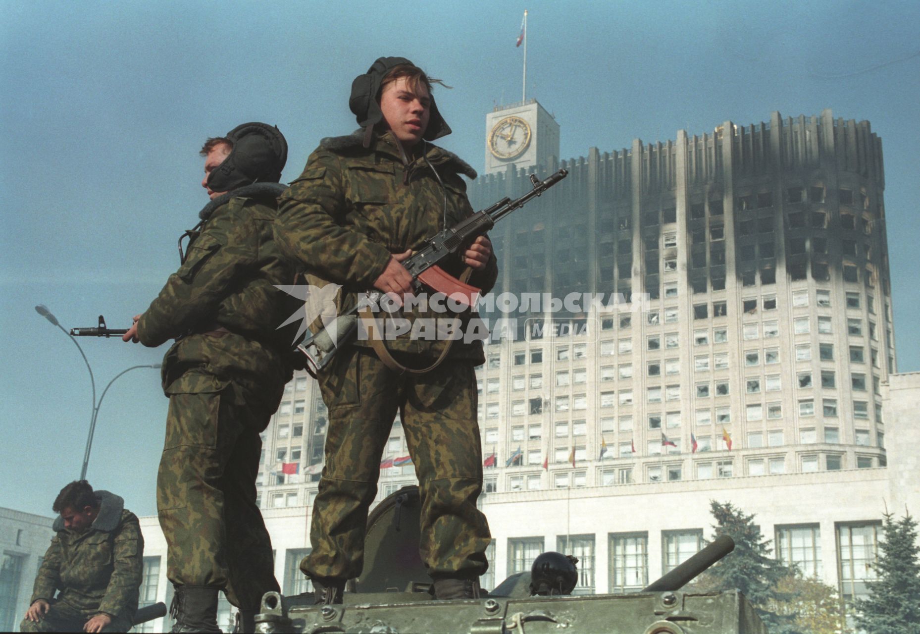 Москва. 1993г. Октябрьский путч. Военнослужащие у Дома Советов РФ (Белого дома РФ).