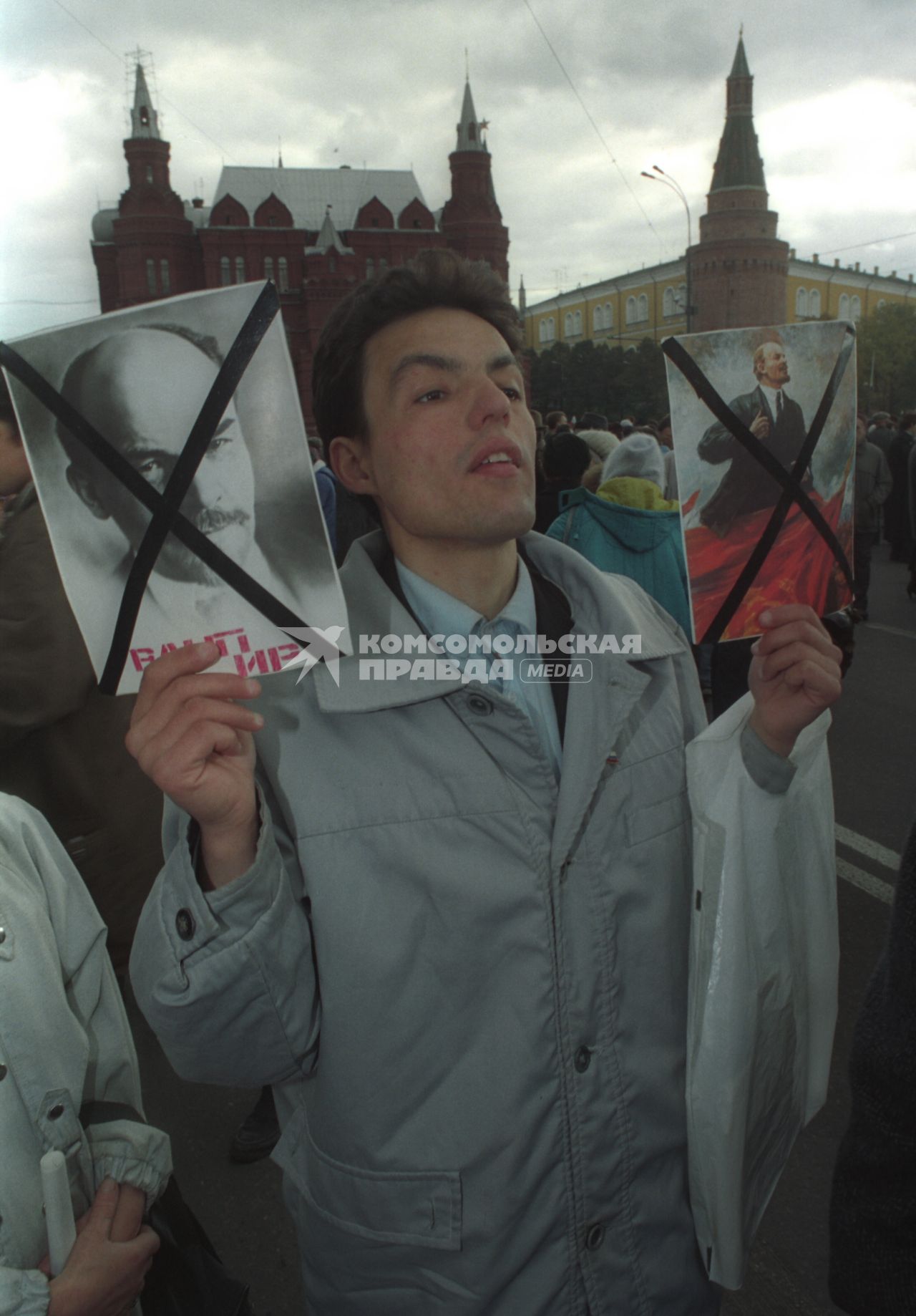 Москва. 1993г. Октябрьский путч. Мужчина держит в руках зачеркнутые портреты Ленина на агитационном митинге в поддержку президента РФ Бориса Ельцина на Манежной площади.