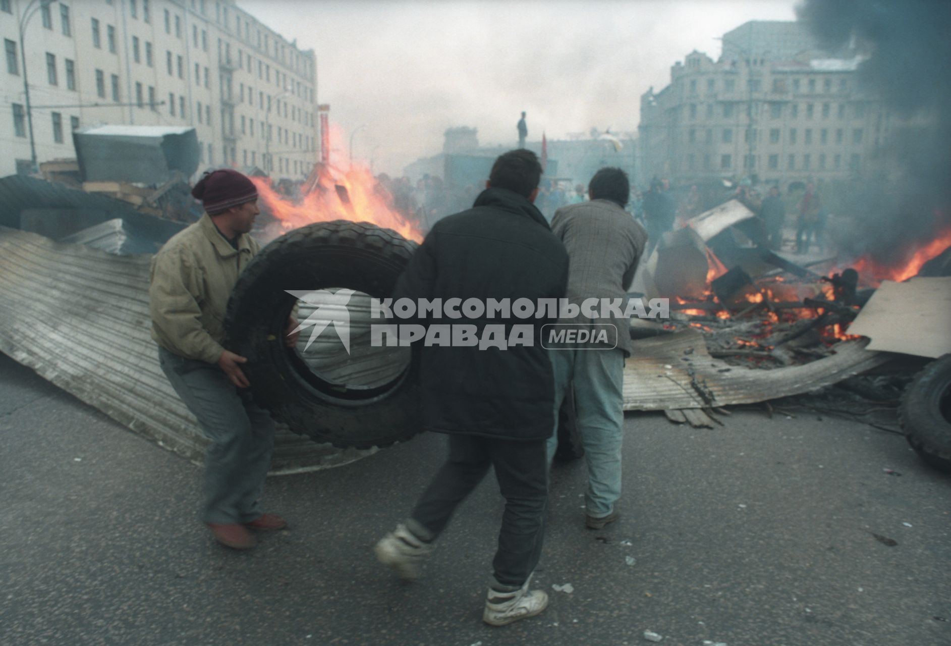 Москва. 1993г. Октябрьский путч. Митингующие несут покрышку на Октябрьской площади.