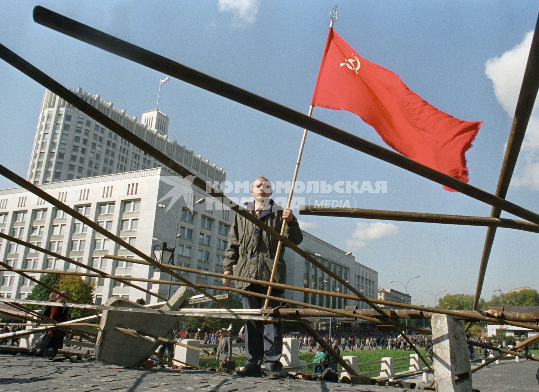 Москва. 1993год. Октябрьский путч. Мужчина с советским флагом на баррикадах у Дома Советов РФ (Белого дома РФ).