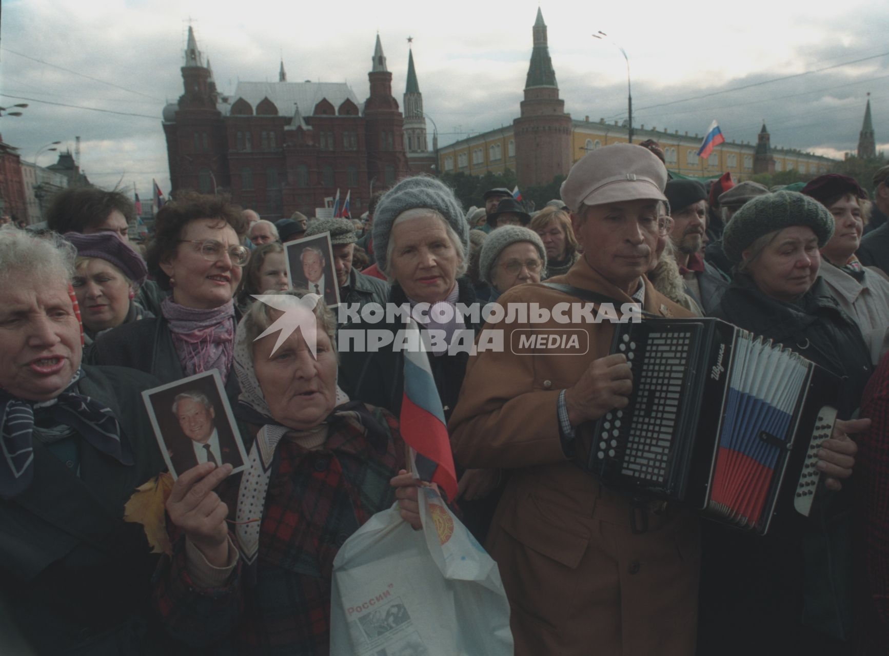 Москва. 1993г. Октябрьский путч. Агитационный митинг в поддержку президента РФ Бориса Ельцина на Манежной площади.