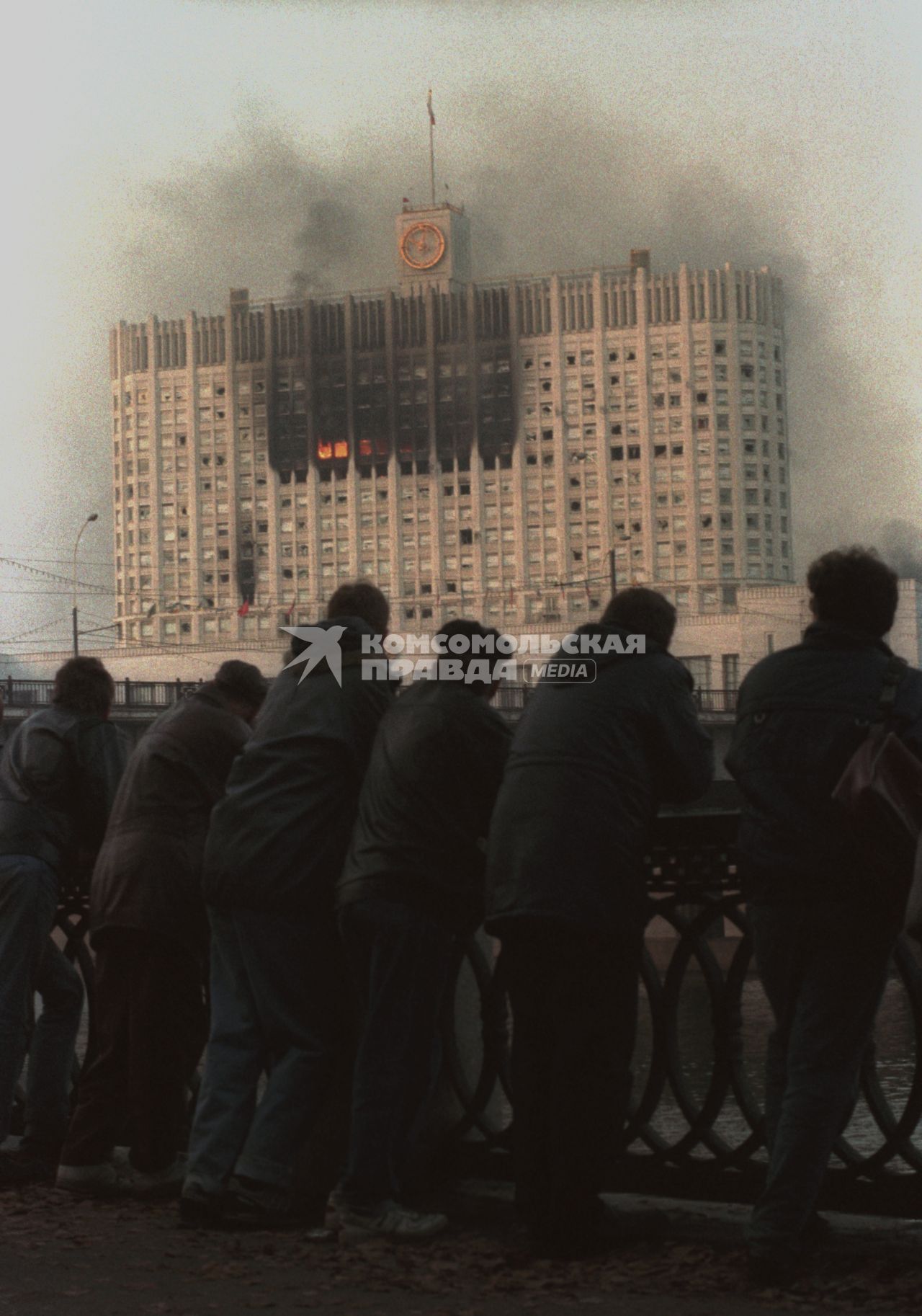 Москва. 1993г. Октябрьский путч. Люди стоят на мосту и смотрят на обстрел Дома Советов РФ (Белого дома РФ).