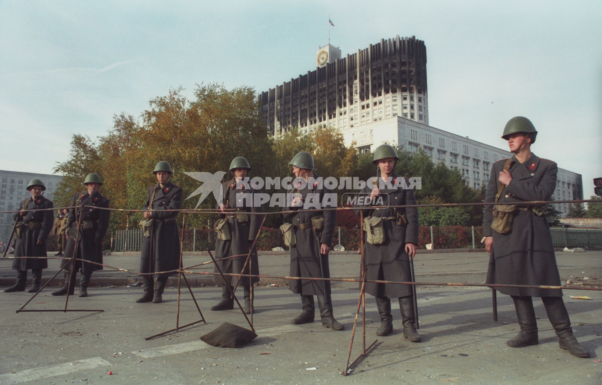 Москва. 1993г. Октябрьский путч. Военнослужащие в оцеплении у Дома Советов РФ (Белого дома РФ).