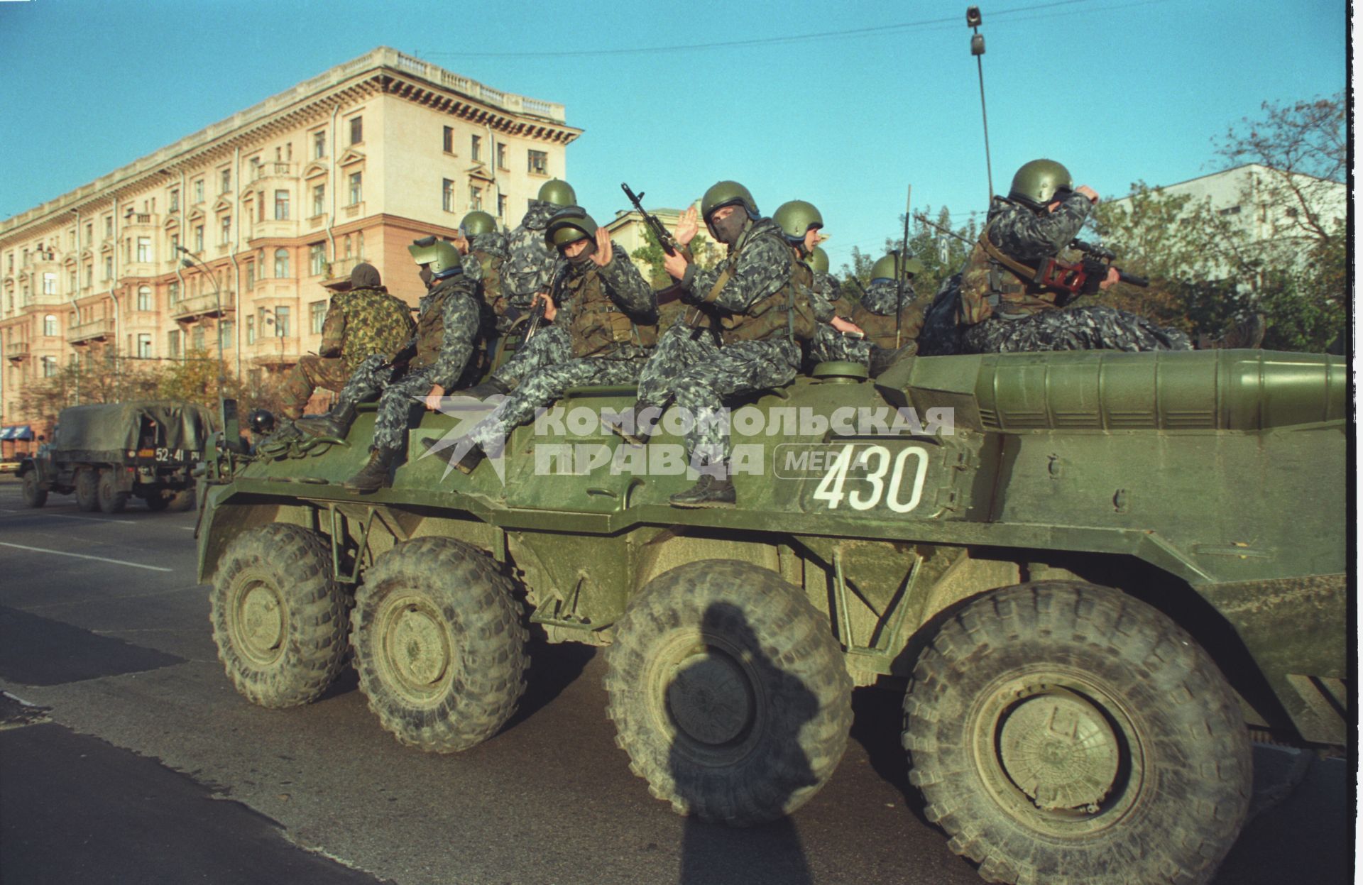 Москва. 1993г. Октябрьский путч. Военнослужащие едут на бтр.