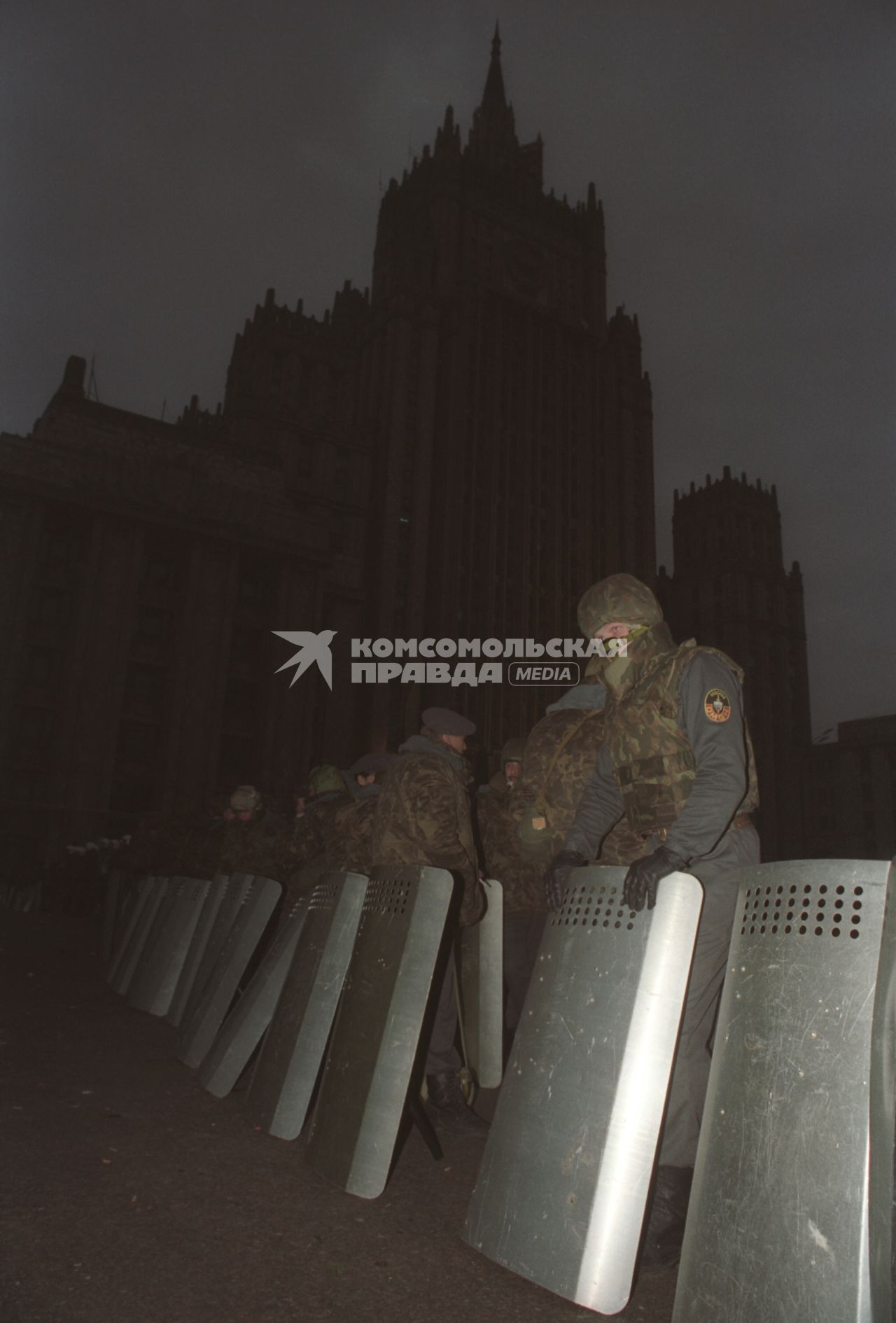 Москва. 1993г. Октябрьский путч. Оцепление ОМОНа у здание министерства иностранных дел РФ.