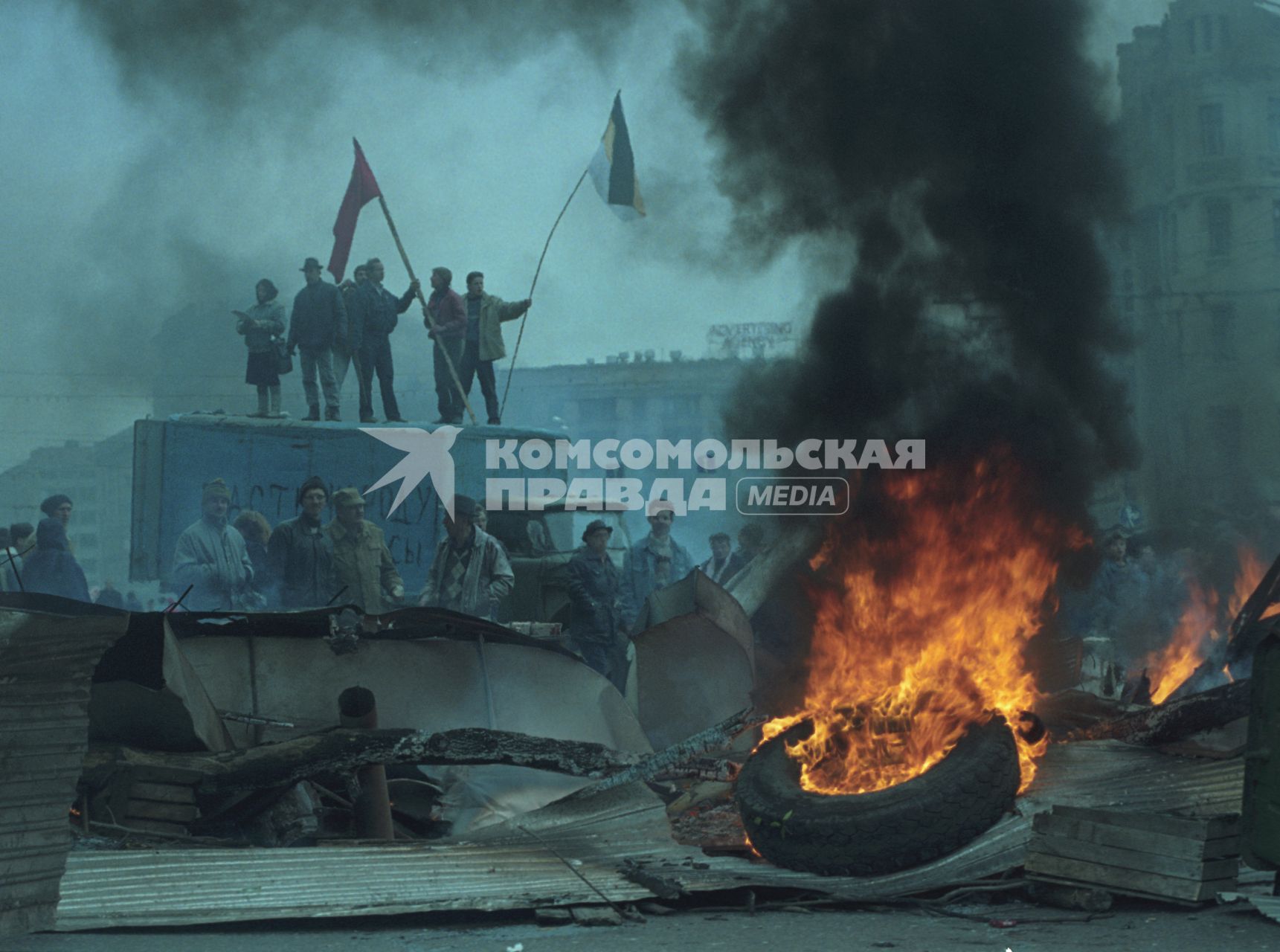 Москва. 1993г. Октябрьский путч. Митинг сторонников Верховного Совета РФ в ночь с 3 на 4 октября в районе Смоленской площади.