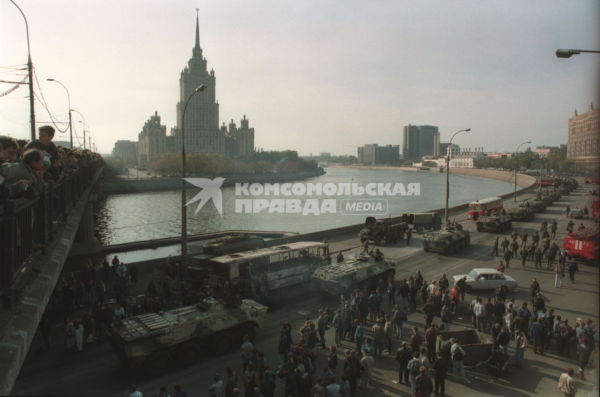 Москва. 1993г. Октябрьский путч. Митингующие и военная техника на Краснопресненской набережной рядом с Домом Советов РФ (Белым домом РФ).