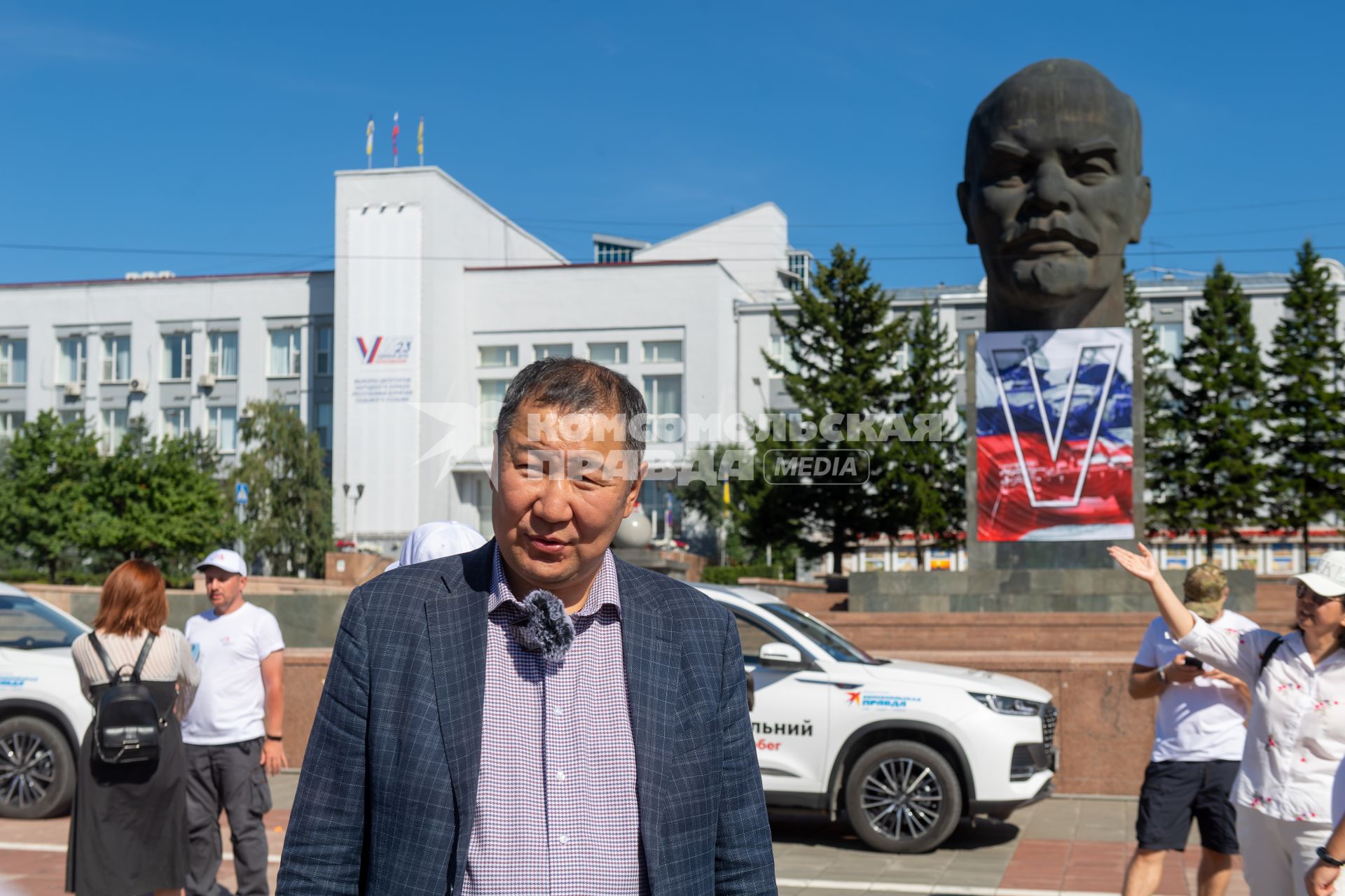 Улан-Удэ. Министр туризма Бурятии Алдар Доржиев (в центре) во время встречи участников автопробега `Открываем Дальний`.