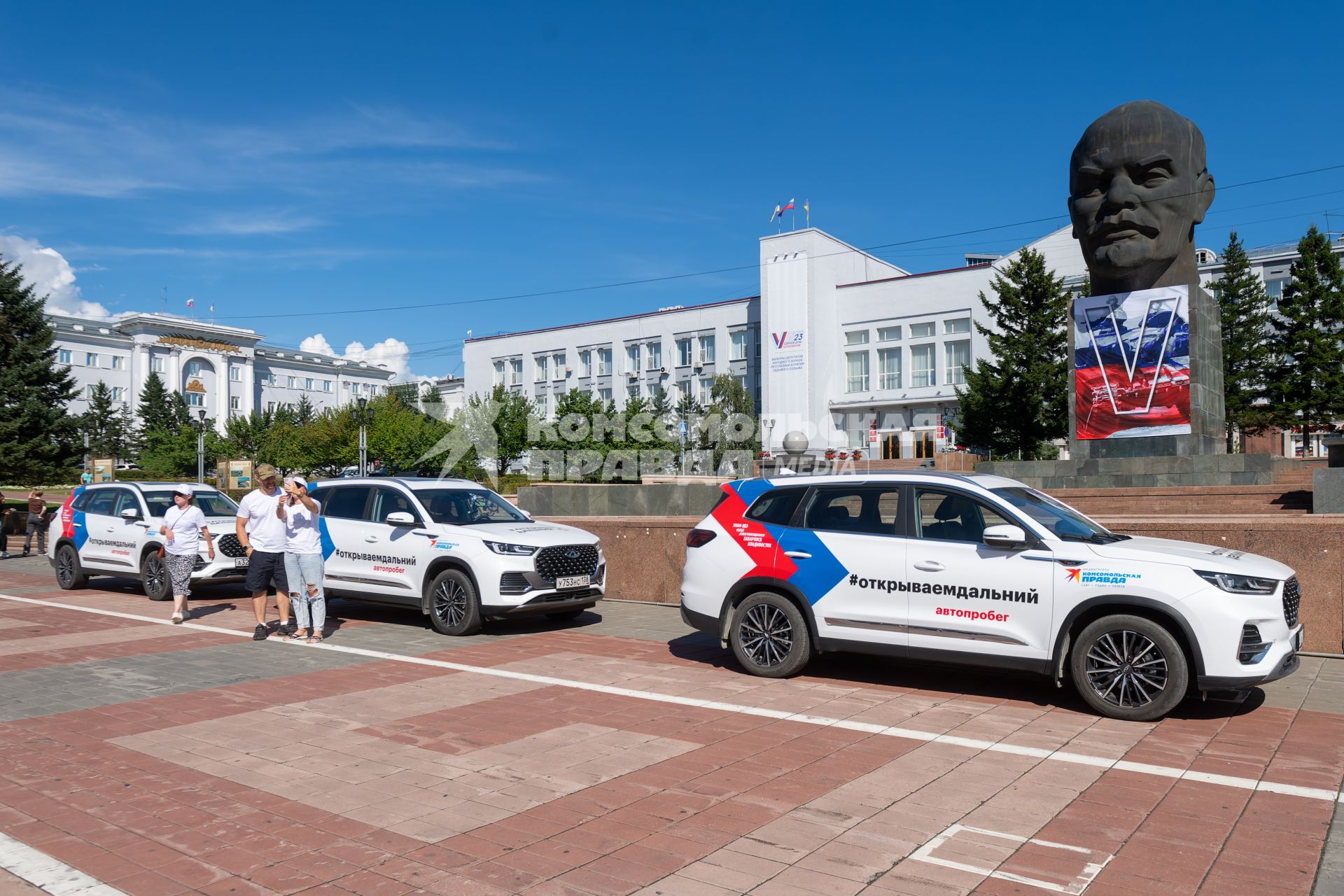 Улан-Удэ. Автомобили участников автопробега `Открываем Дальний` на площади Советов.