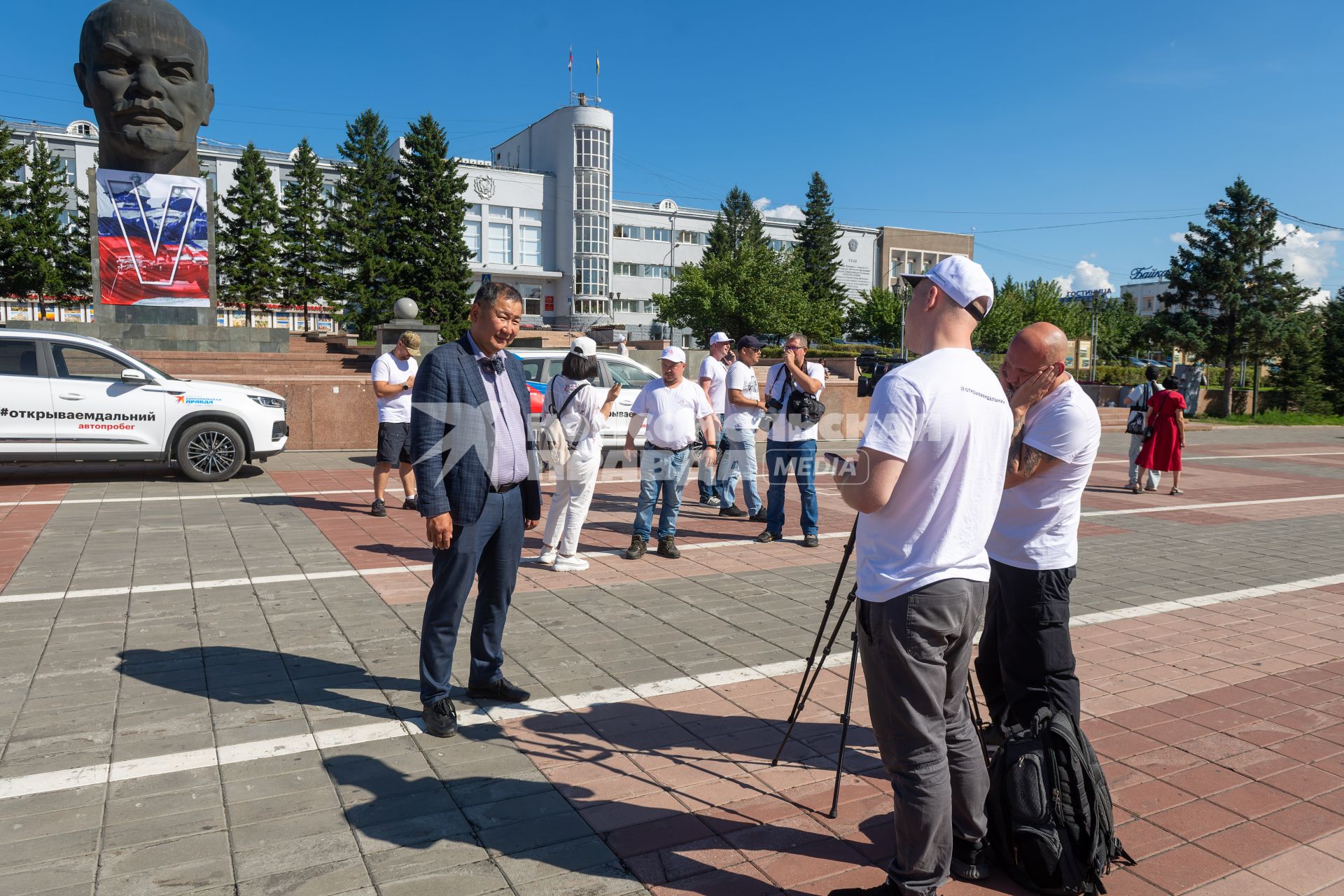 Улан-Удэ. Министр туризма Бурятии Алдар Доржиев (в центре) во время встречи участников автопробега `Открываем Дальний`.