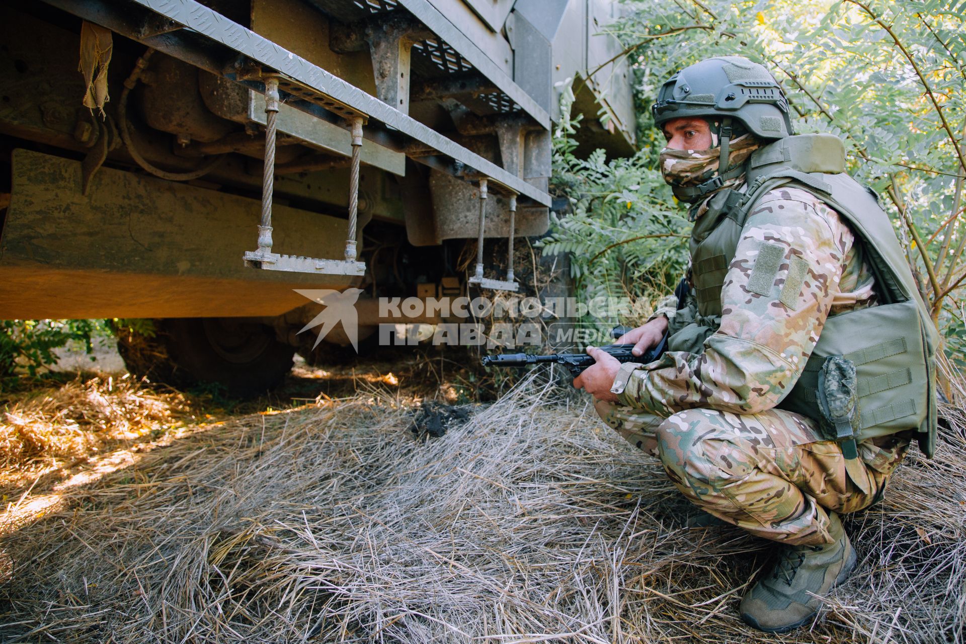 Запорожская область. Боец рядом с броневиком 3-СТС `Ахмат`.