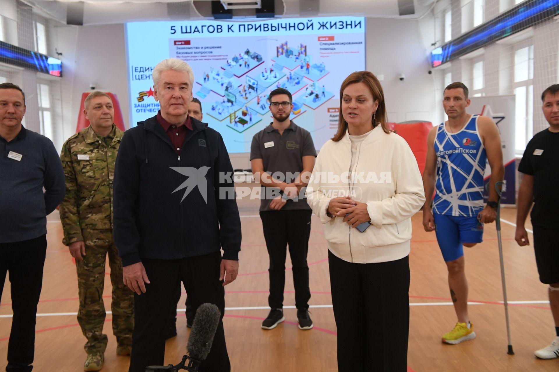 Москва.  Мэр Москвы Сергей Собянин (слева) и председатель фонда `Защитники Отечества` Анна Цивилева (справа) на открытии второй очереди Единого центра поддержки участников СВО и членов их семей.