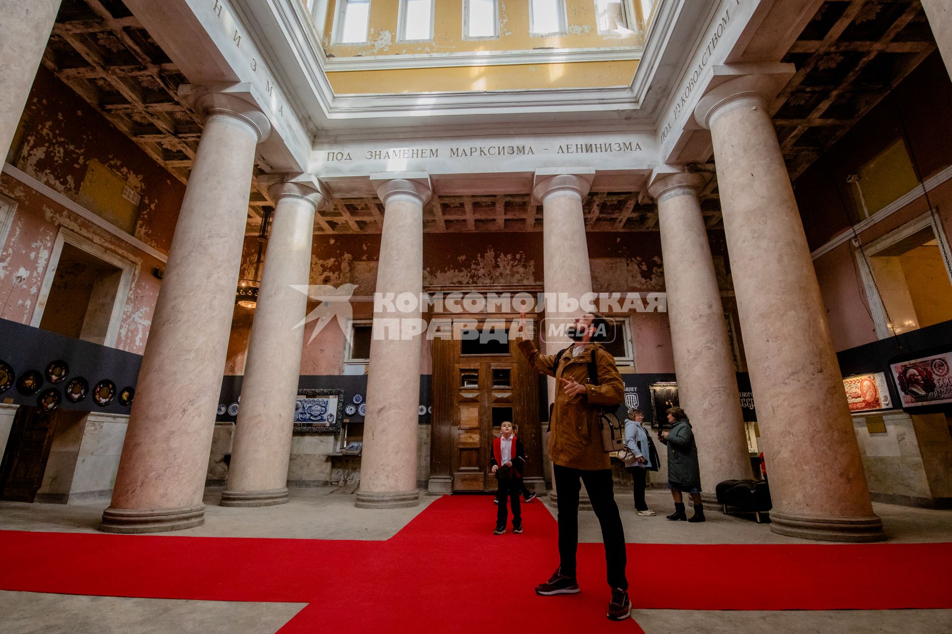 Московская область. Корреспондент `КП`Андрей Абрамов  в  зале ожидания на платформе  Ленинская (Герасимовская) Павелецкого направления .