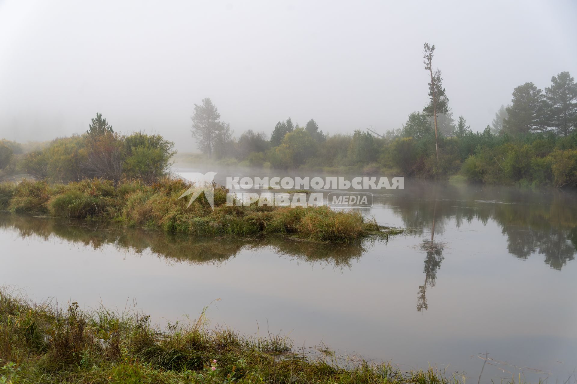 Забайкальский край, с. Укурик. Надувная лодка у реки Хилок.