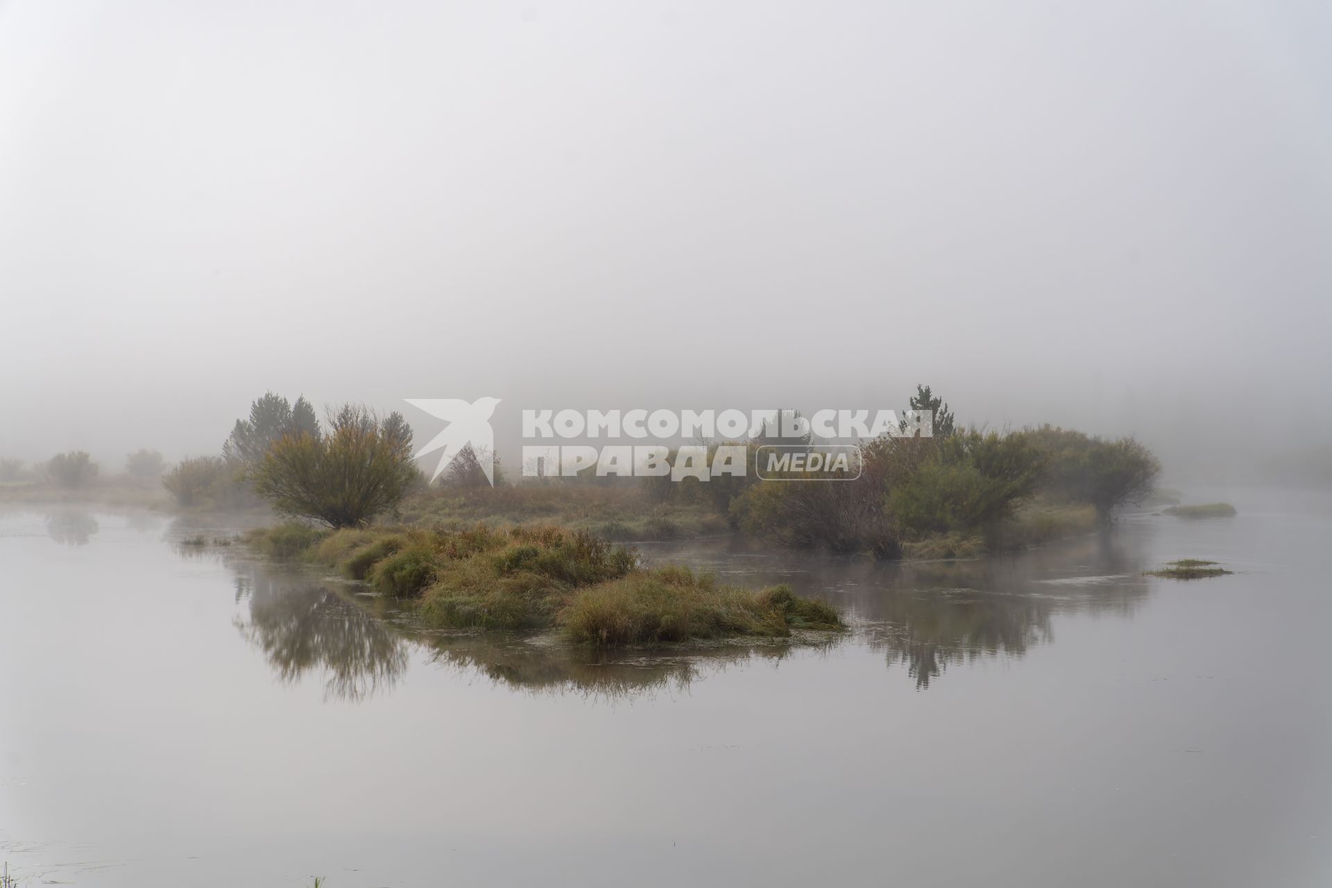 Забайкальский край, с. Укурик. Надувная лодка у реки Хилок.