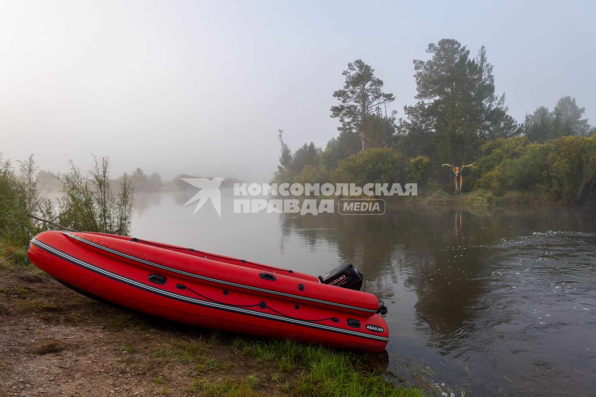 Забайкальский край, с. Укурик. Надувная лодка у реки Хилок.