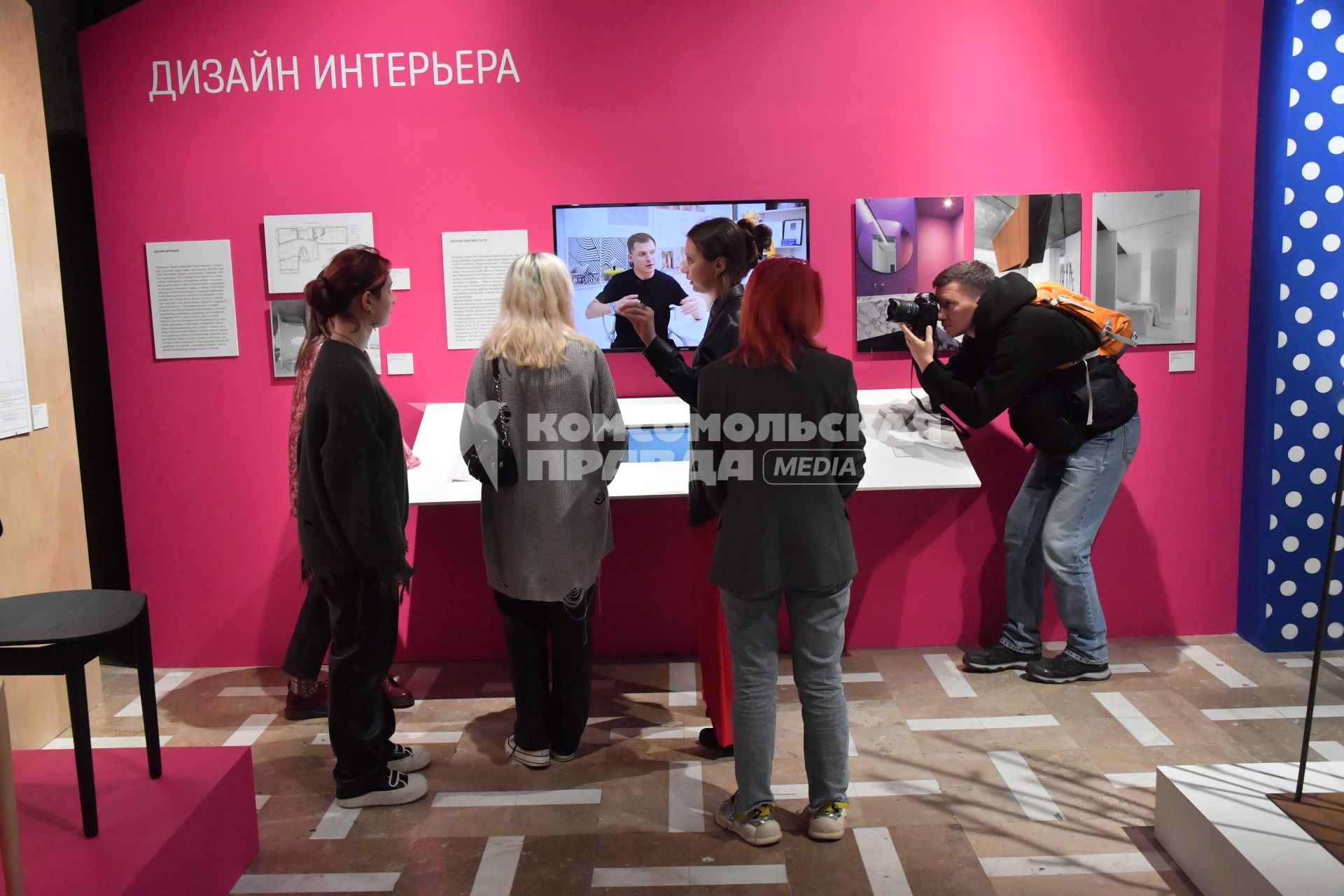 Москва.  Посетители в Третьяковской галерее на просветительском проекте для молодежи  `Что такое дизайн`.