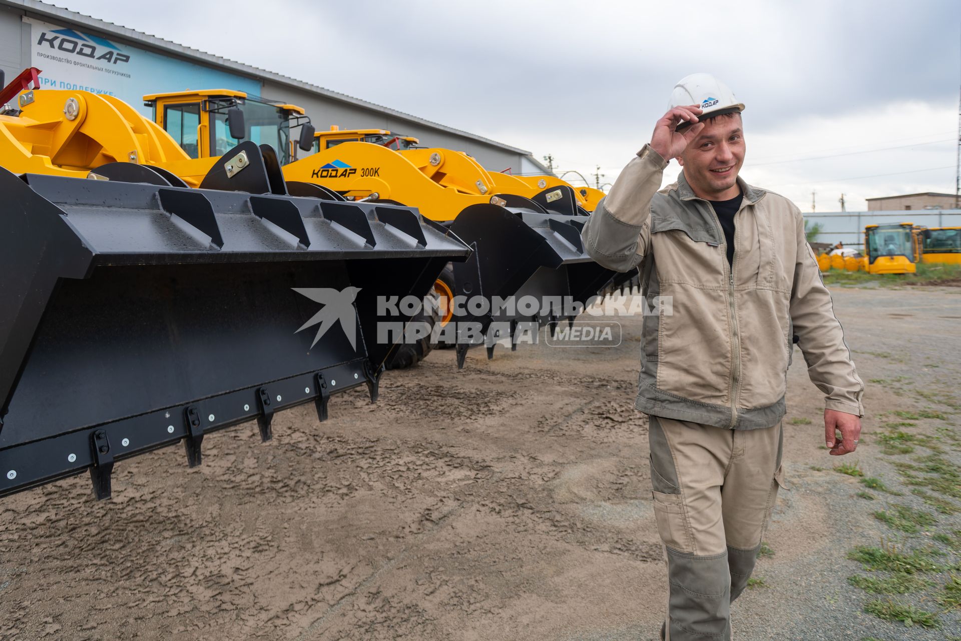 Забайкальский край, г. Чита. Фронтальные погрузчики `Кодар`, произведенные компанией `Восток-Агро`, на территории завода производителя.