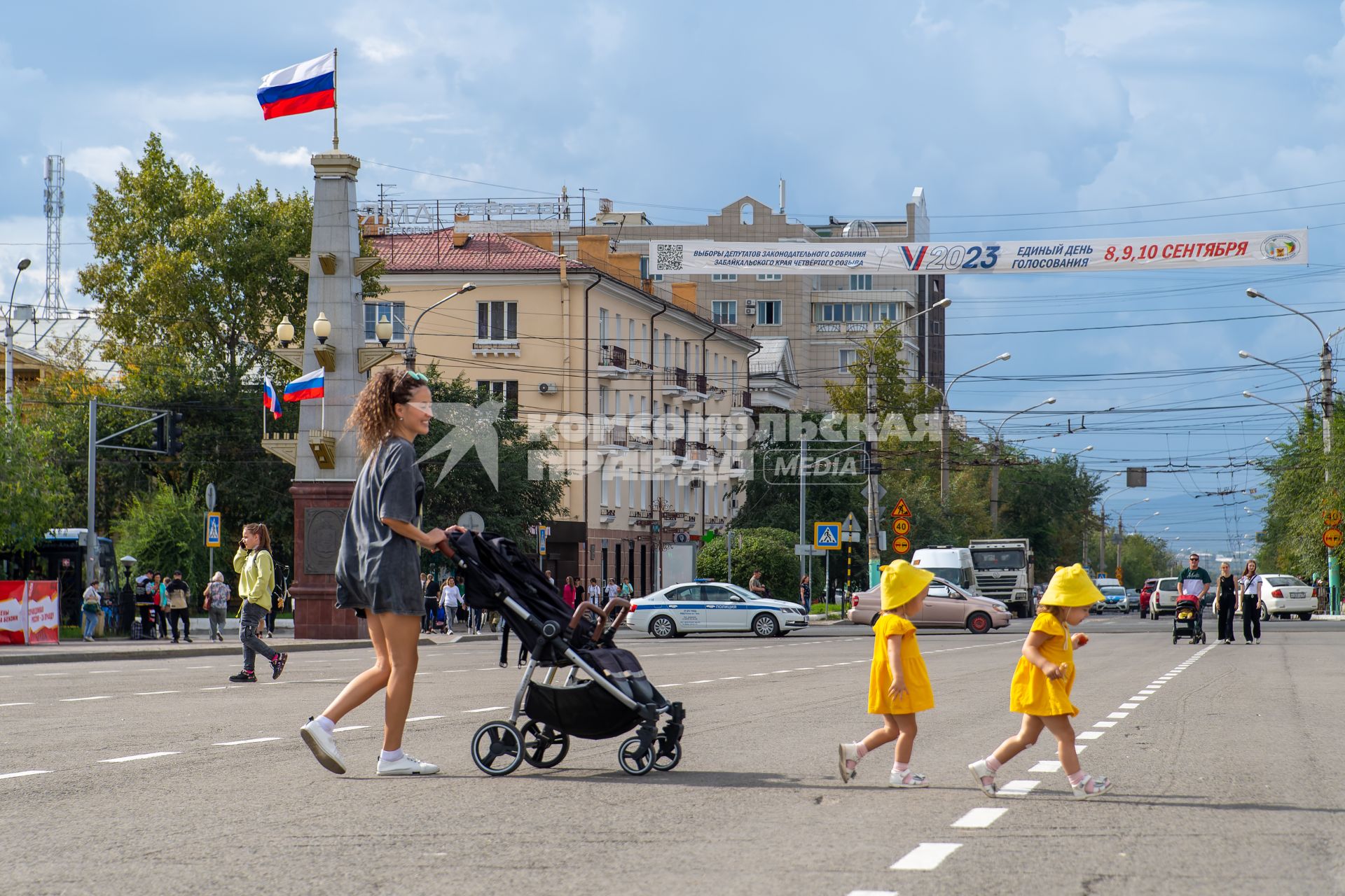 Забайкальский край, г. Чита. Девушка с детьми на одной из улиц города.