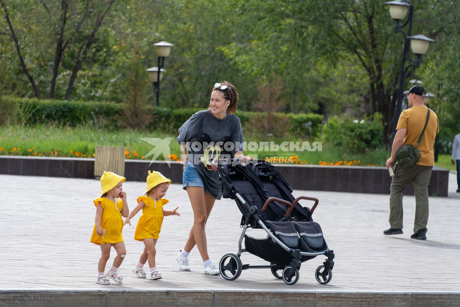 Забайкальский край, г. Чита. Девушка с детьми на одной из улиц города.
