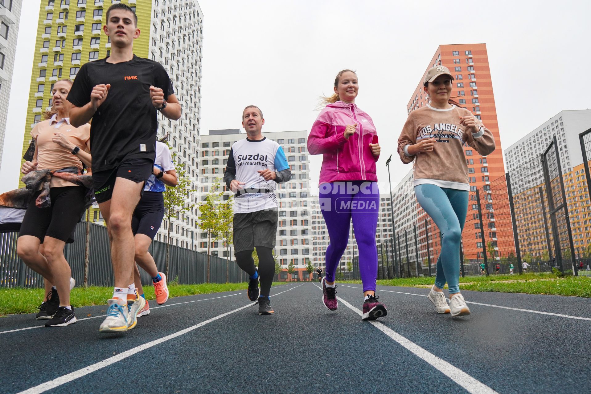 Москва. Местные жители нового района во время пробежки.