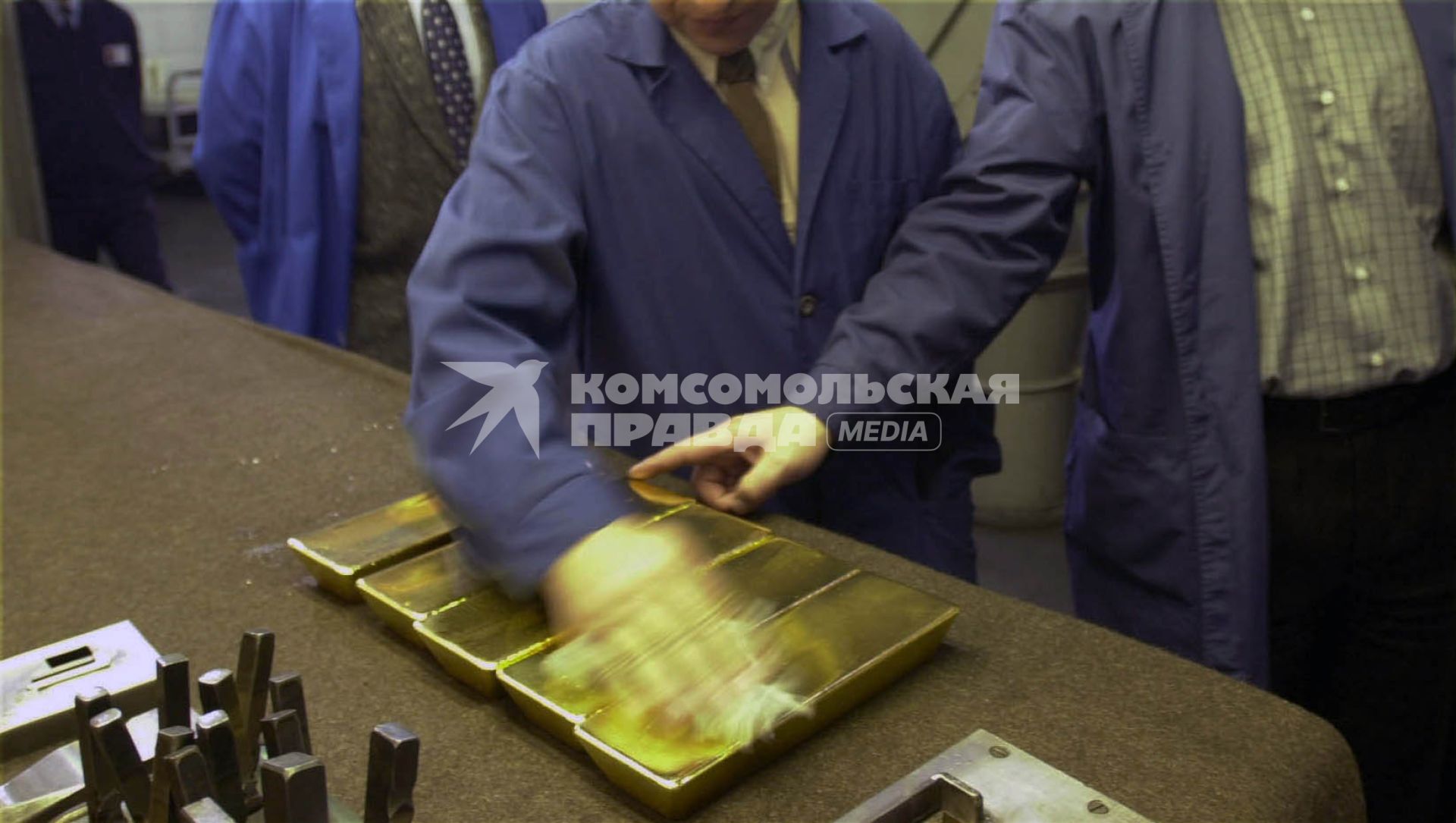 Новосибирск. Рабочий очищает слитки золота в Новосибирском аффинажном заводе.
