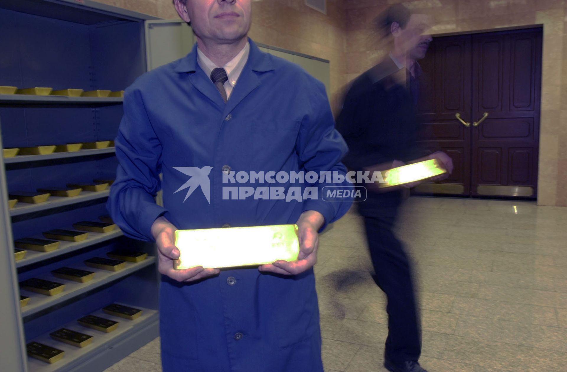 Новосибирск. Сотрудник показывает золотой слиток высшей пробы 99,99 процентов чистоты на Новосибирском аффинажном заводе.