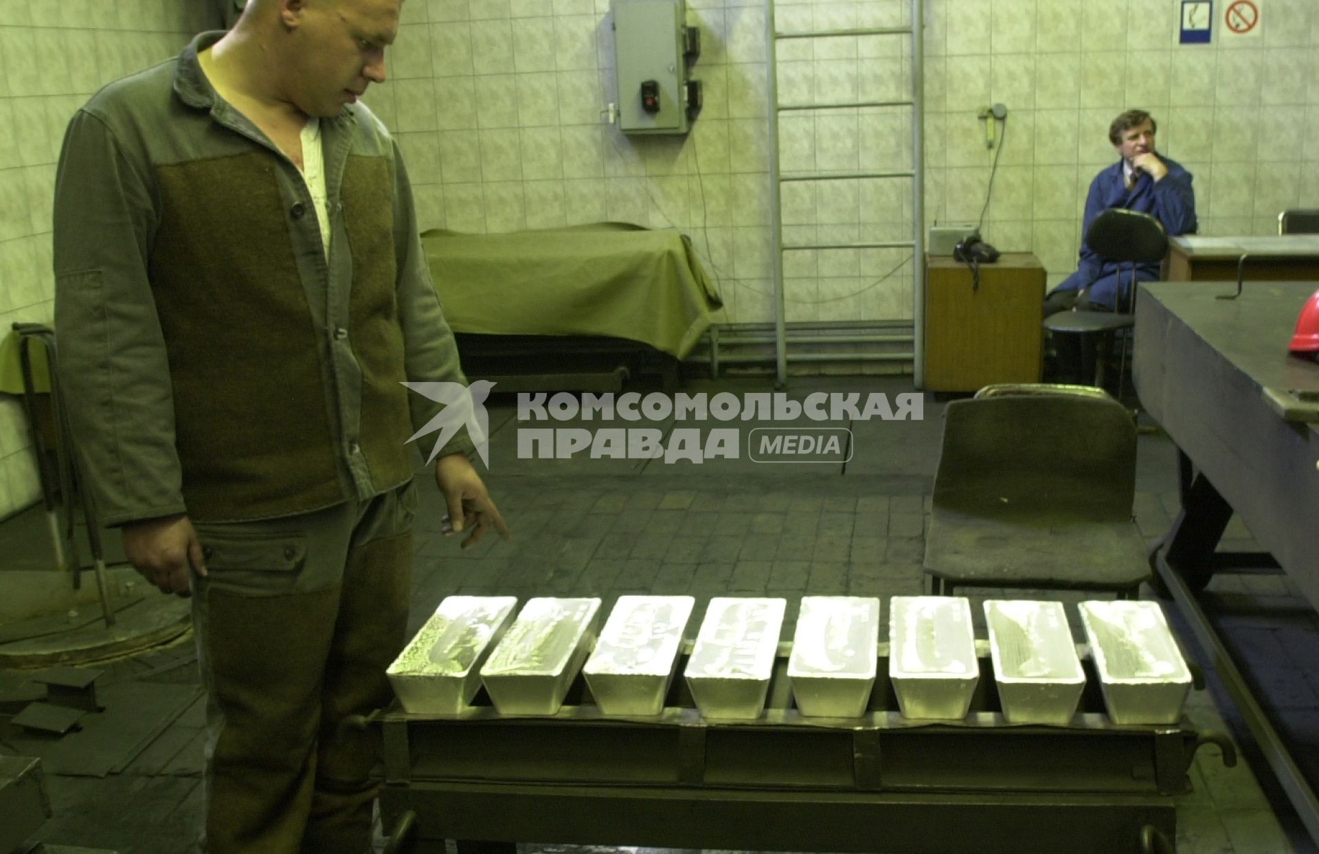 Новосибирск. Сотрудник показывает золотые слитки на Новосибирском аффинажном заводе.