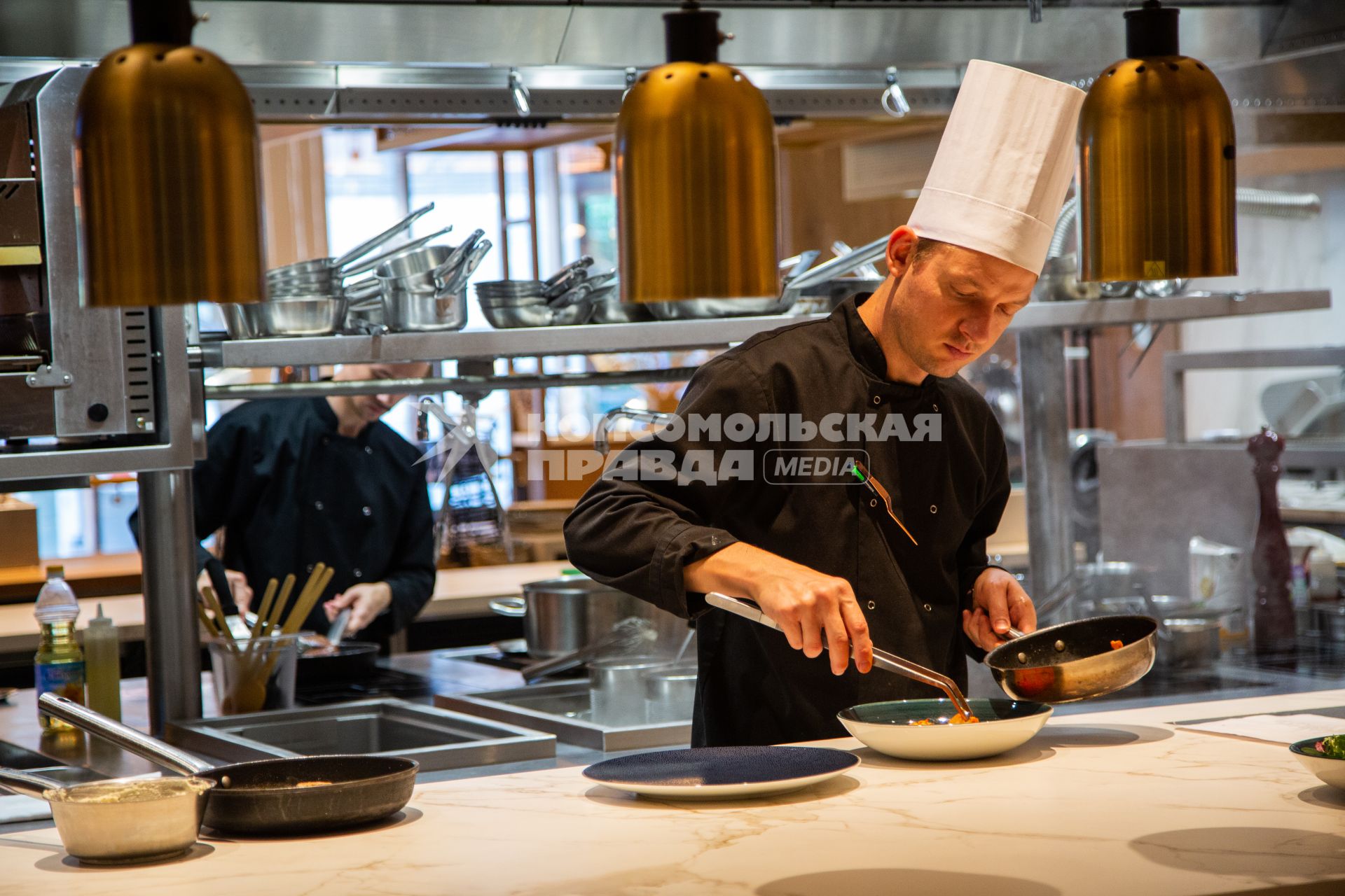 Ростов на Дону. Повар готовит на кухне нового отеля Grand Rostov Hyatt Regency.