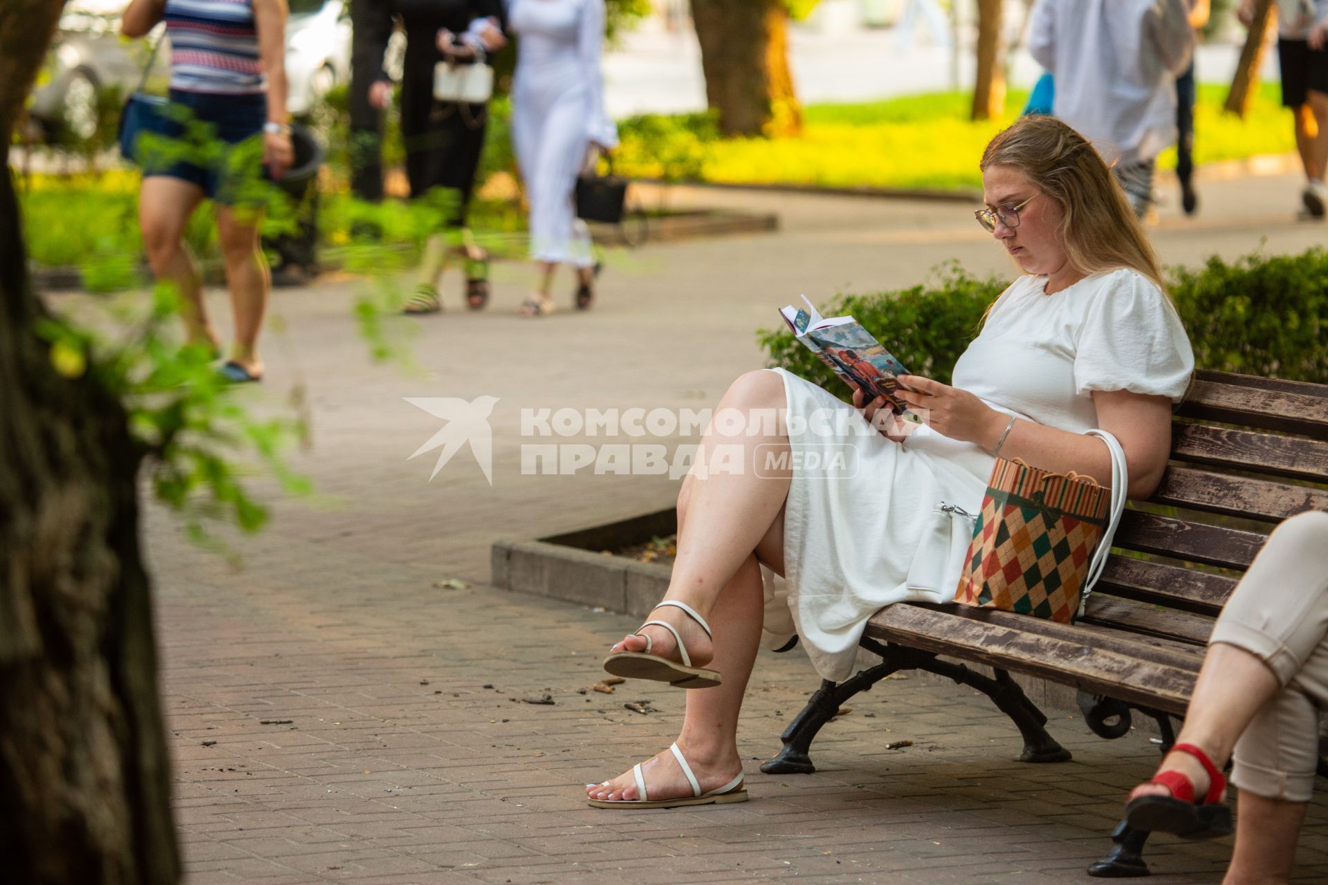 Ростов на Дону. Девушка читает книгу на скамейке.