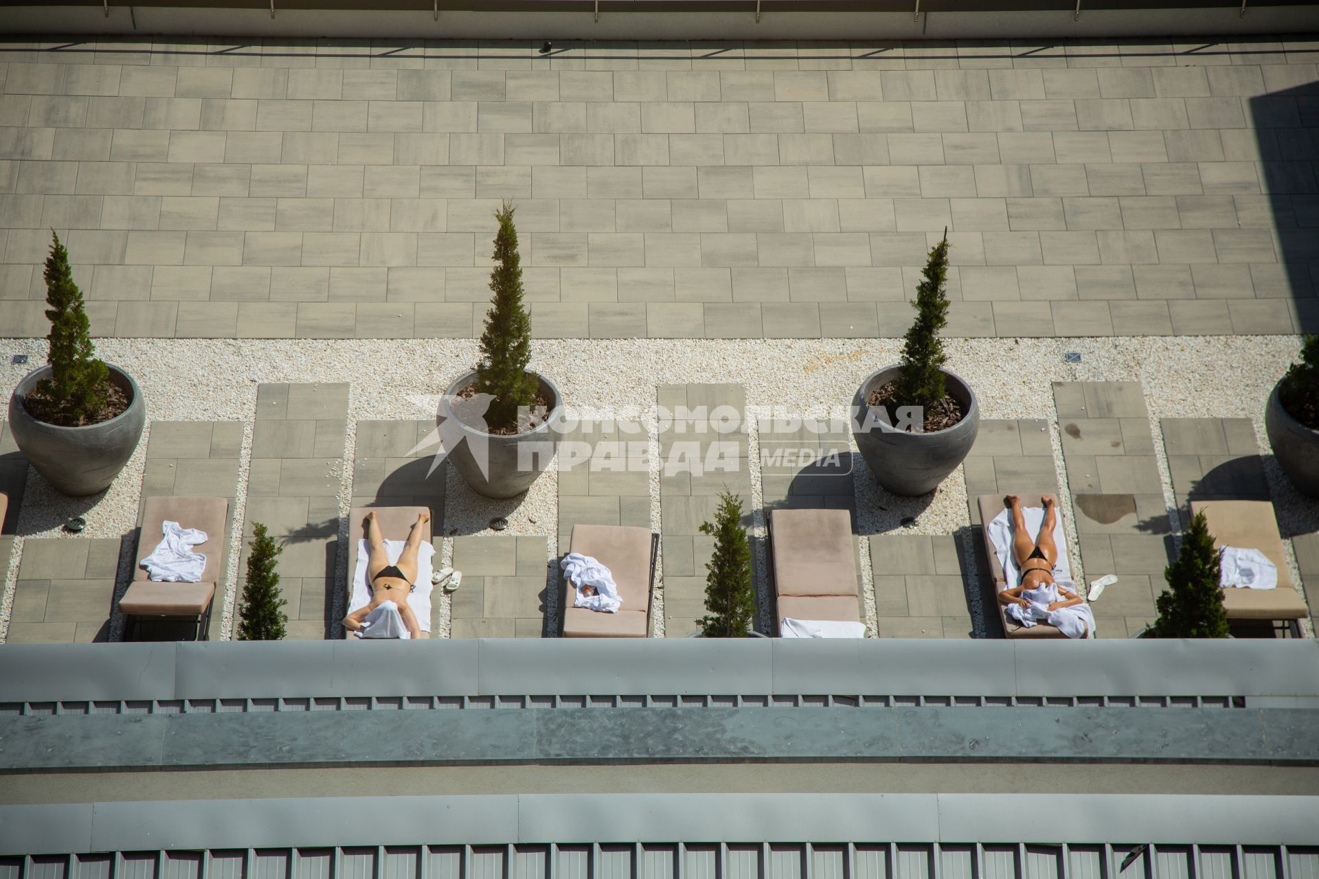 Ростов на Дону. Вид из окна нового отеля Grand Rostov Hyatt Regency на загорающих.