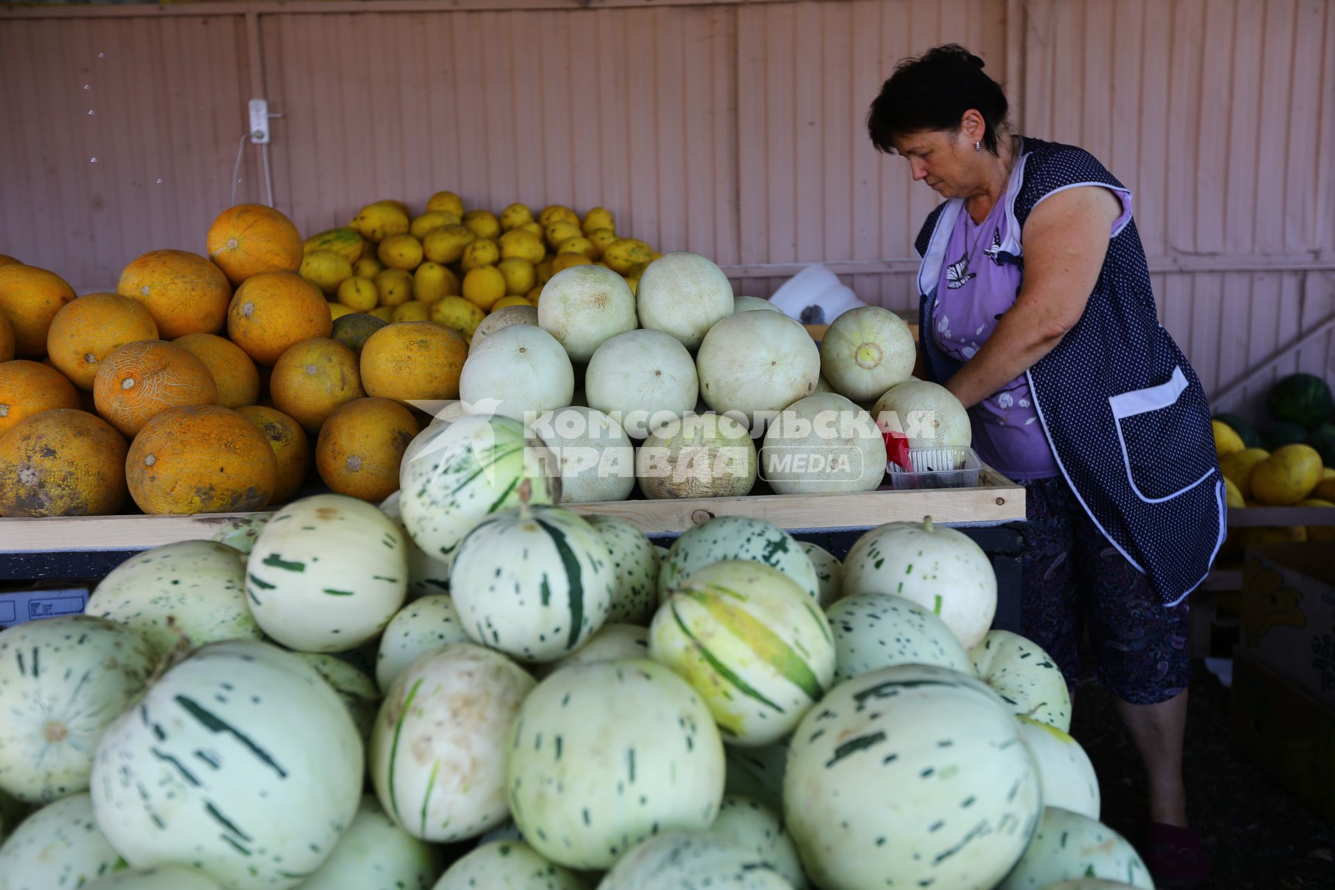 Ростов на Дону. Продажа фруктов у трассы.