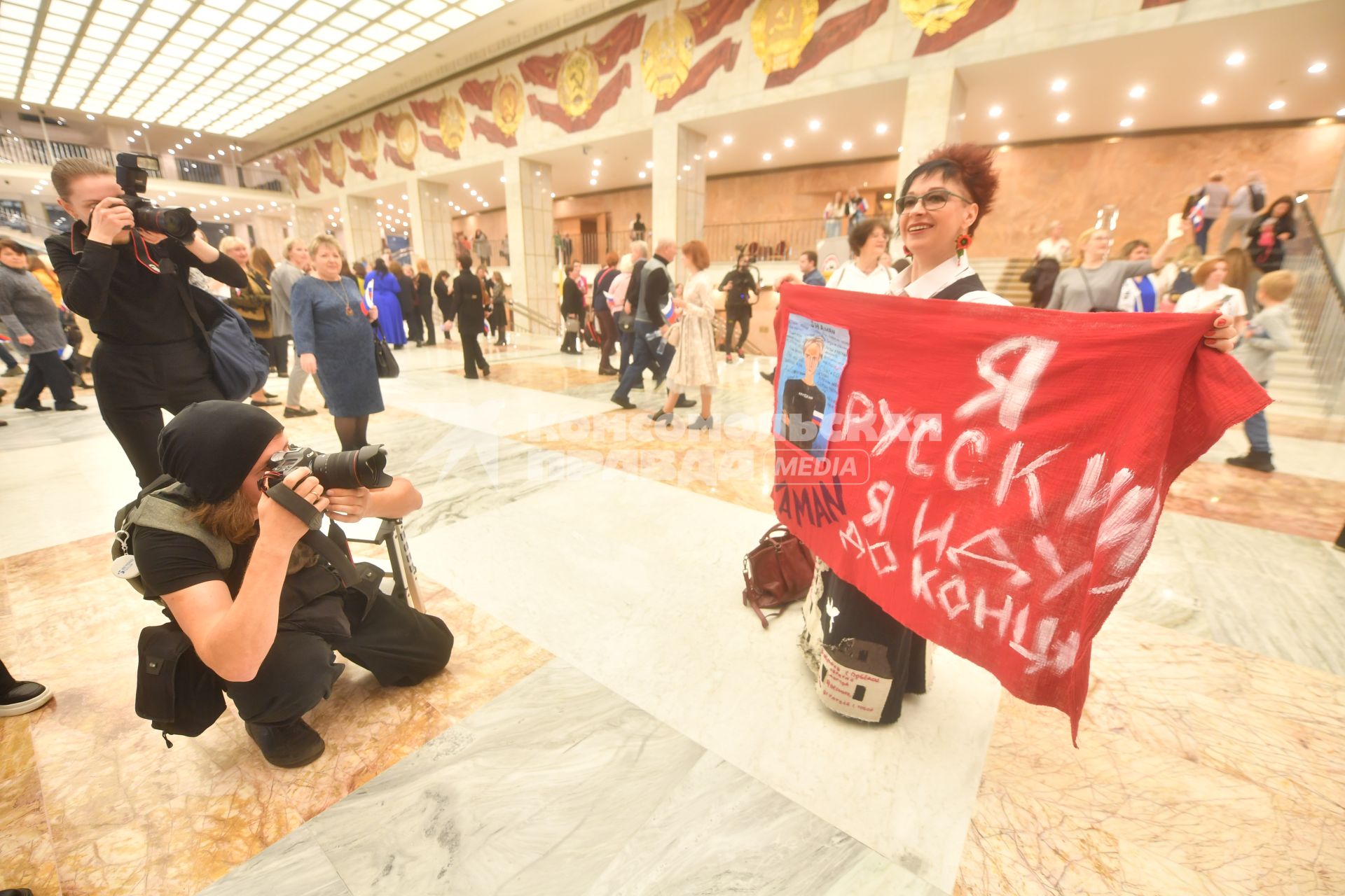 Москва. Зрительница  перед началом концерта  певца Shaman (Ярослав Дронов)  в Государственном Кремлевском дворце.