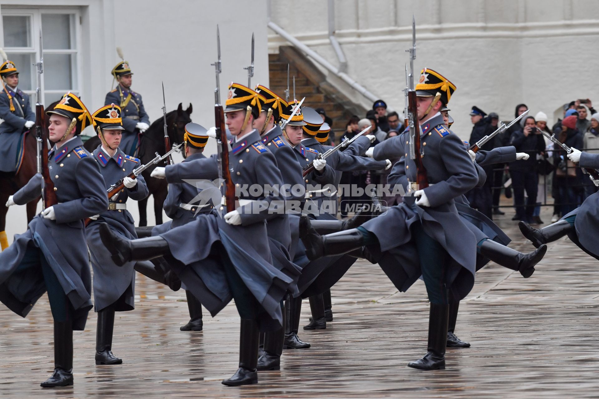 Москва.  Военнослужащий роты специального караула Президентского полка ФСО России во время церемонии развода пеших и конных караулов на Соборной площади в Кремле.