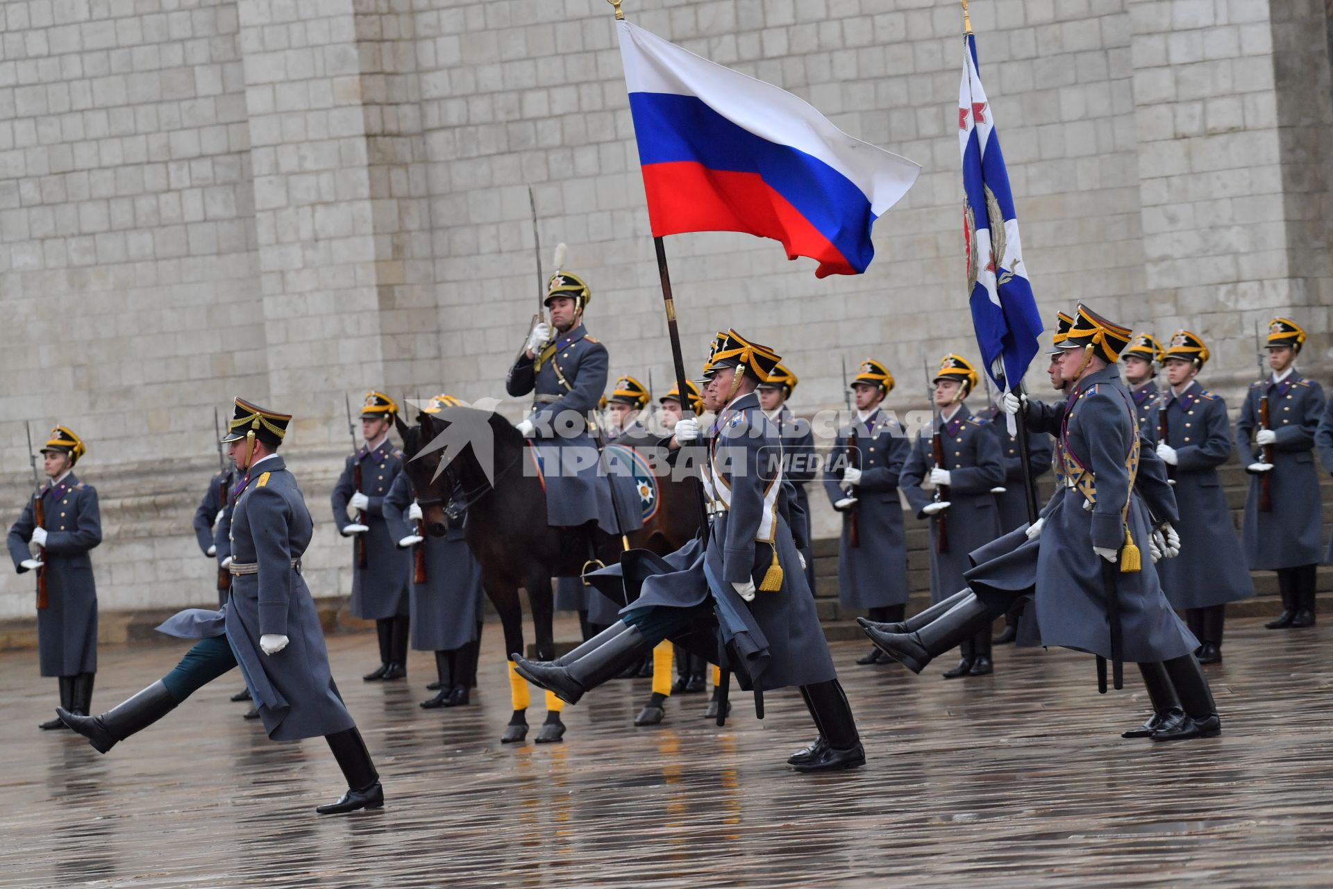 Москва.  Военнослужащий роты специального караула Президентского полка ФСО России во время церемонии развода пеших и конных караулов на Соборной площади в Кремле.