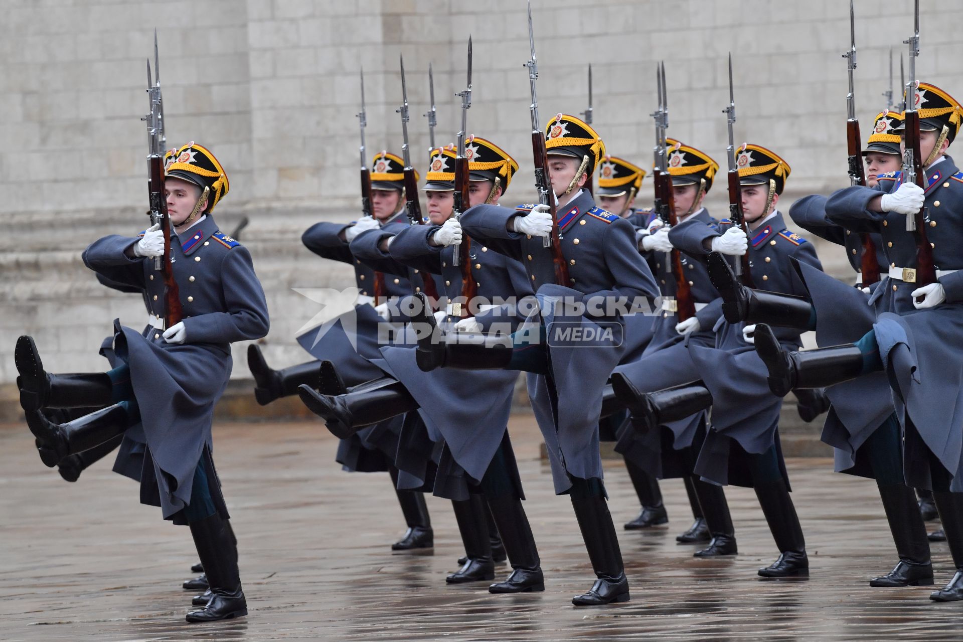 Москва.  Военнослужащий роты специального караула Президентского полка ФСО России во время церемонии развода пеших и конных караулов на Соборной площади в Кремле.