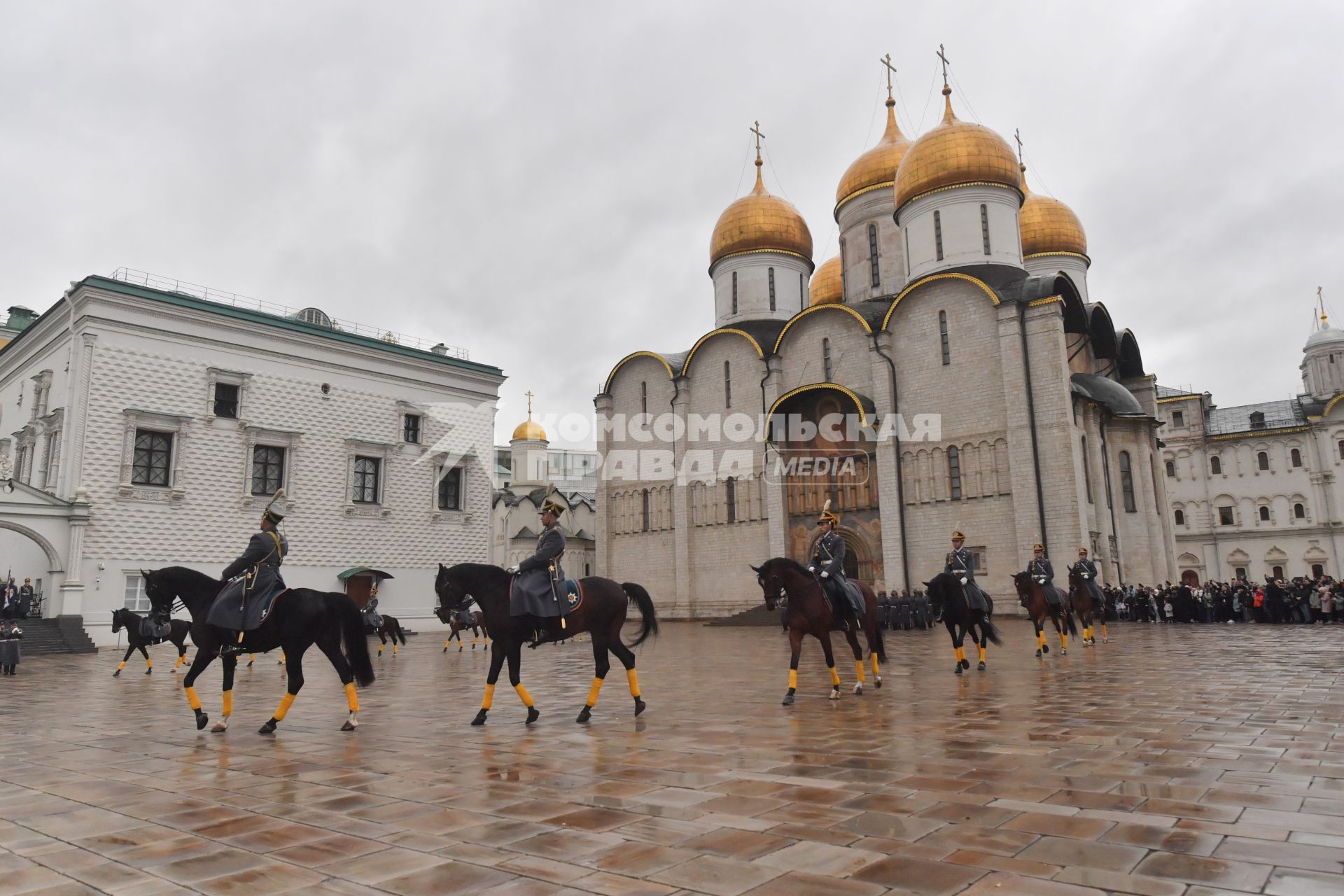 Москва. Церемония развода роты специального караула и кавалерийского почетного эскорта Президентского полка ФСО России на Соборной площади в Кремле.