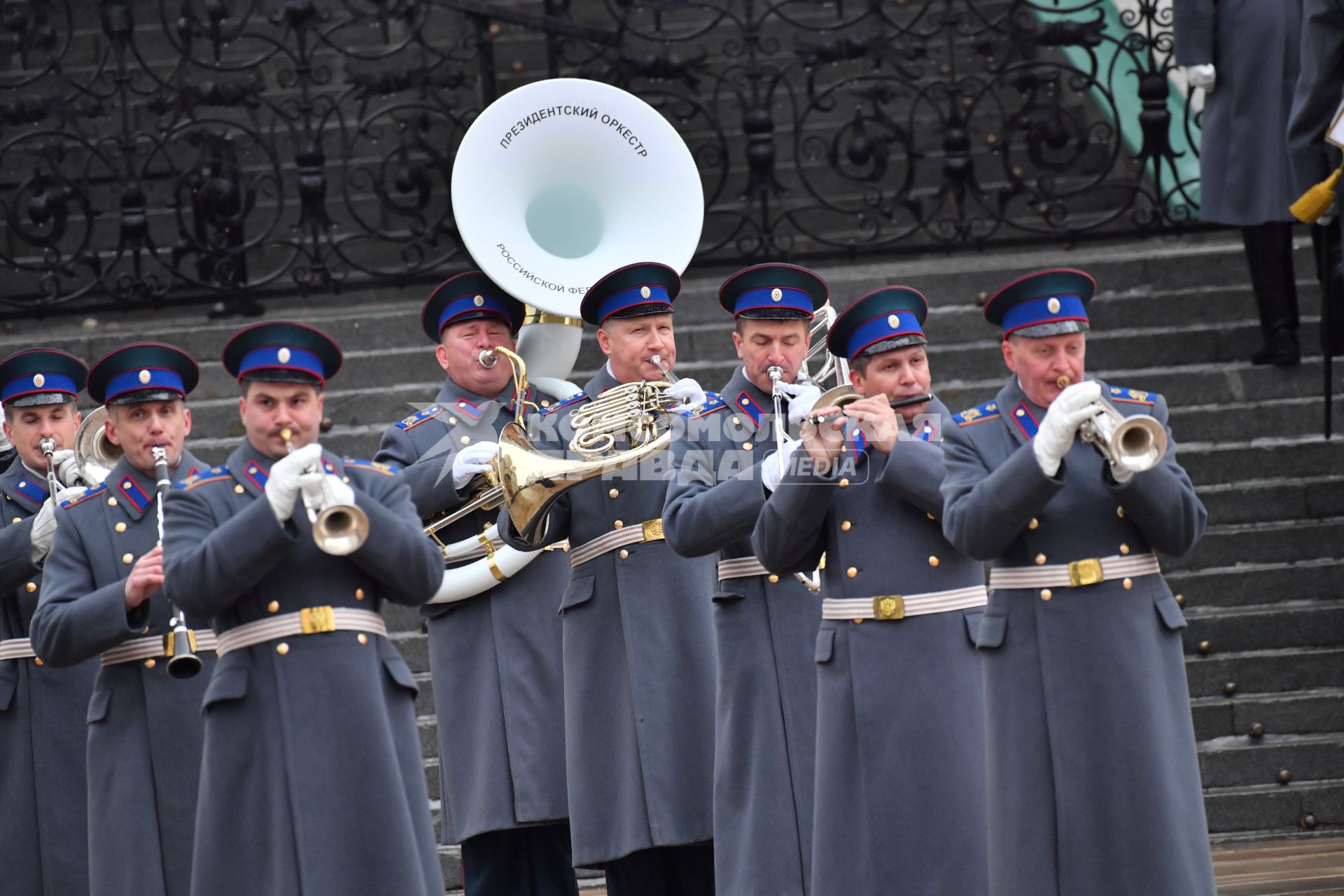 Москва.  Военнослужащий роты специального караула Президентского полка ФСО России во время церемонии развода пеших и конных караулов на Соборной площади в Кремле.