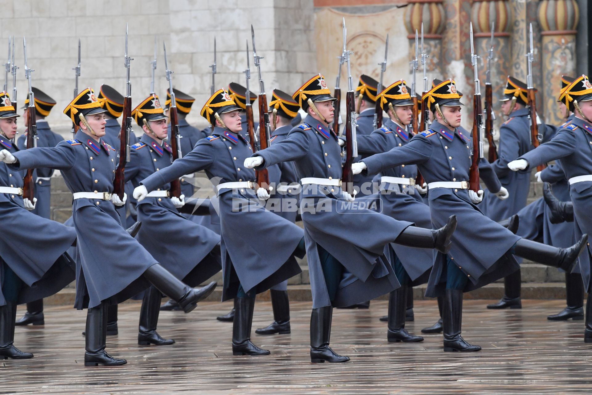 Москва.  Военнослужащий роты специального караула Президентского полка ФСО России во время церемонии развода пеших и конных караулов на Соборной площади в Кремле.