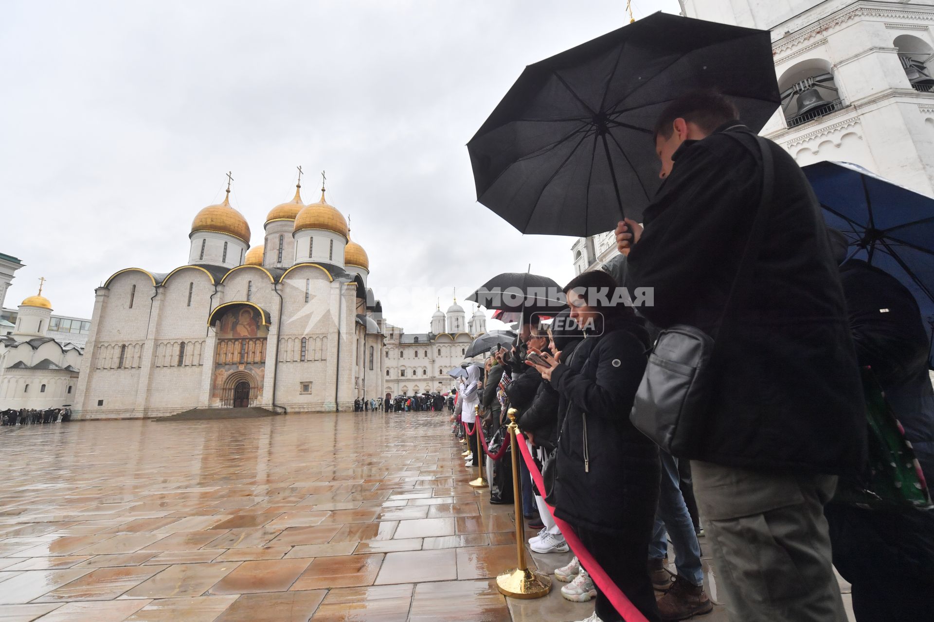 Москва.  Зрители во время церемонии развода пеших и конных караулов на Соборной площади в Кремле.