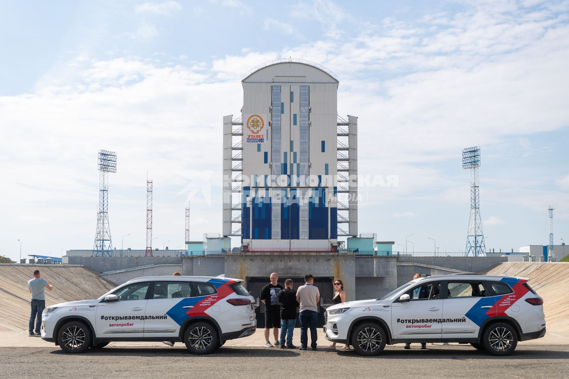 Амурская область. Участники автопробега `Открываем Дальний` на территории космодрома `Восточный`.