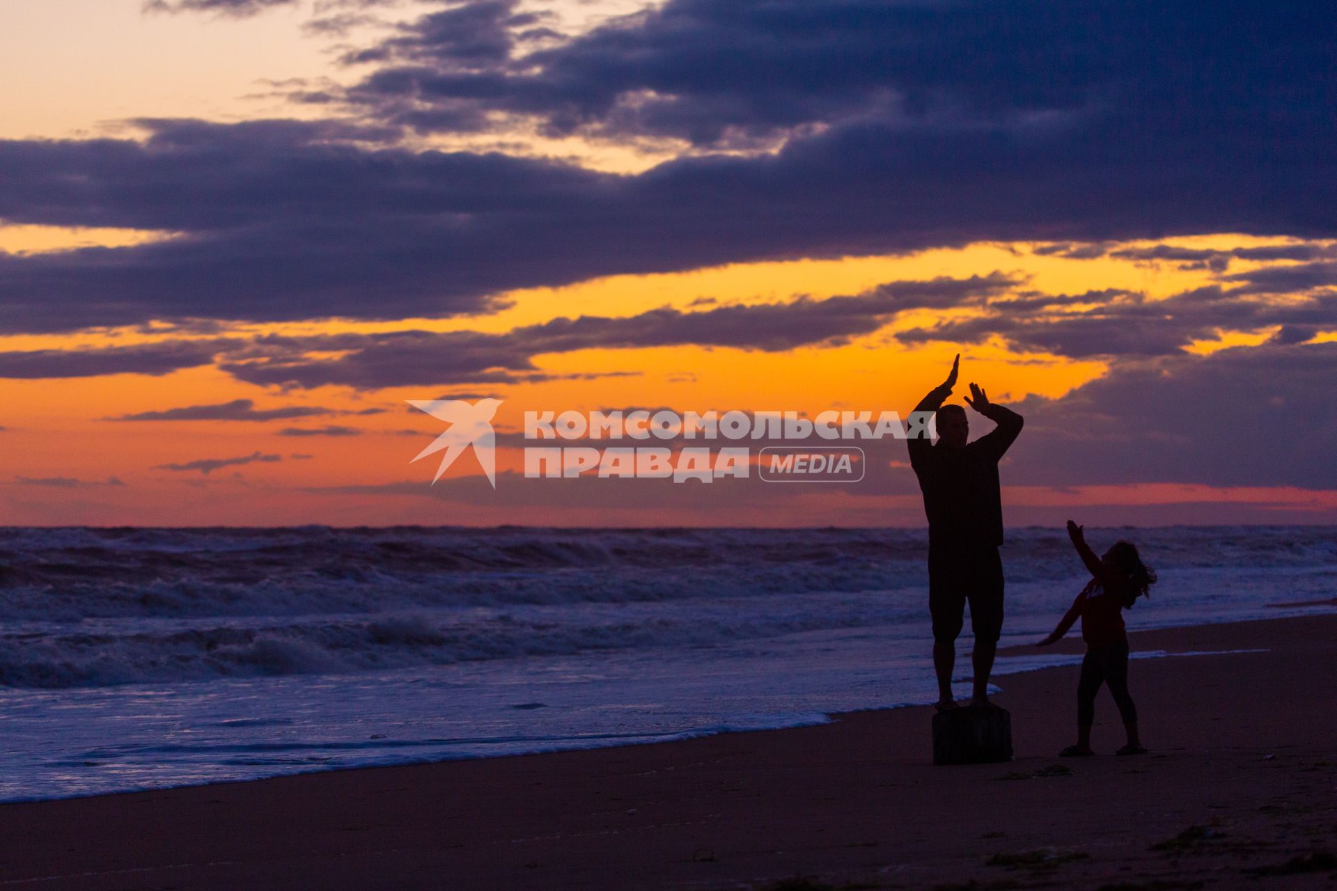 Анапа. Станица Благовещенская. Мужчина с девочкой на пляже Черноморского побережья.