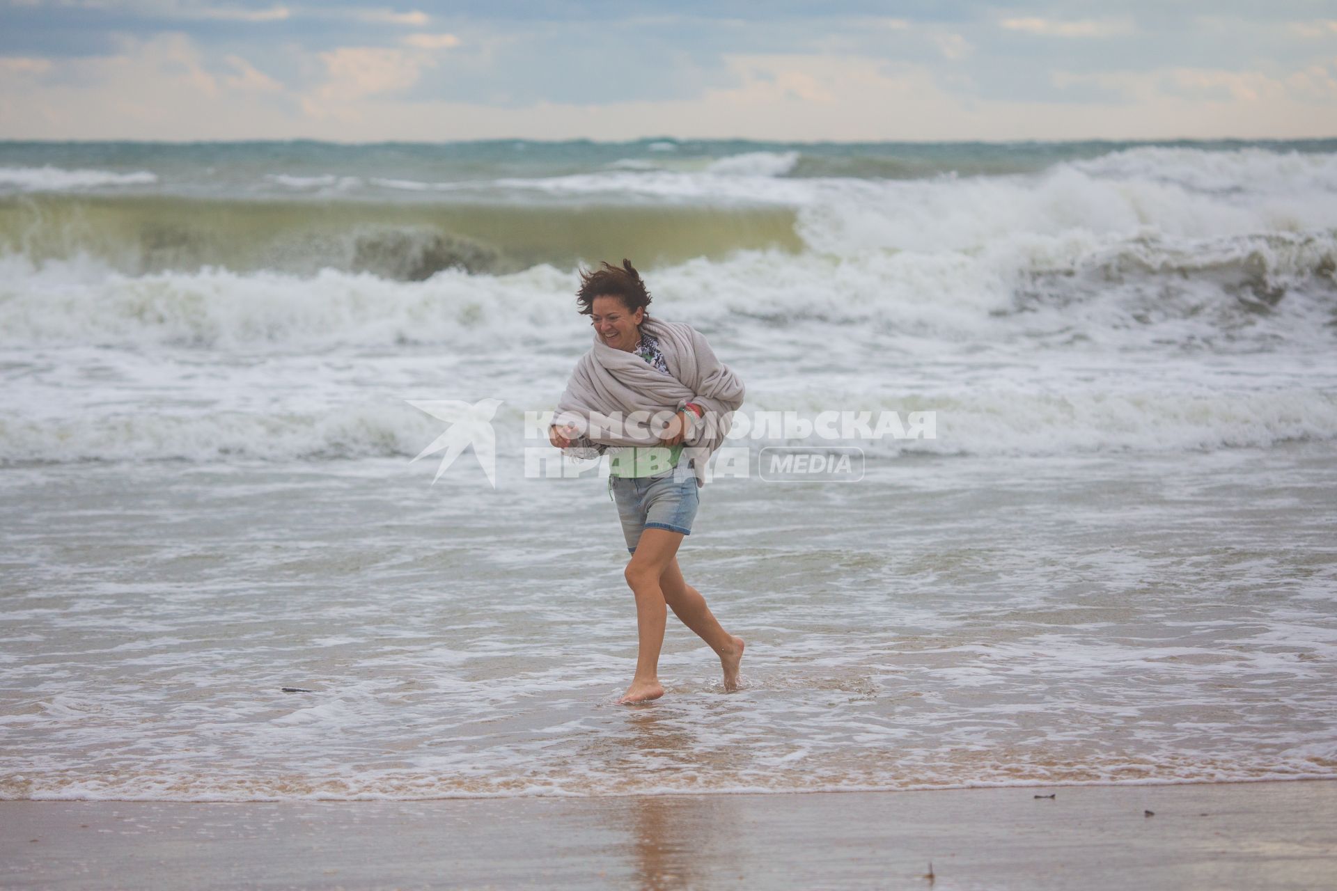 Анапа. п.Витязево. Девушка бежит по берегу Черного моря во время шторма.