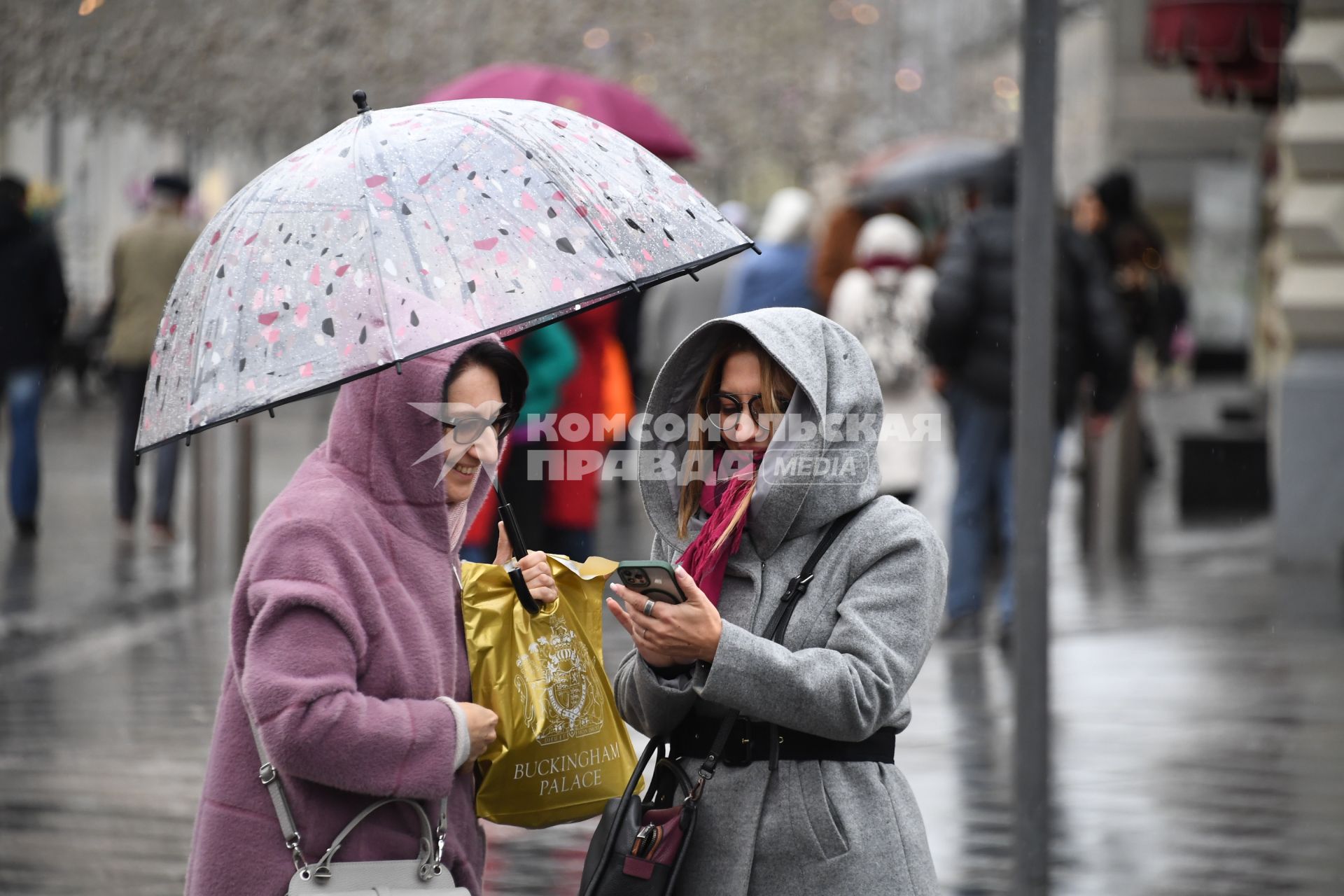 Москва.  Прохожие  на Красной площади во время дождя.