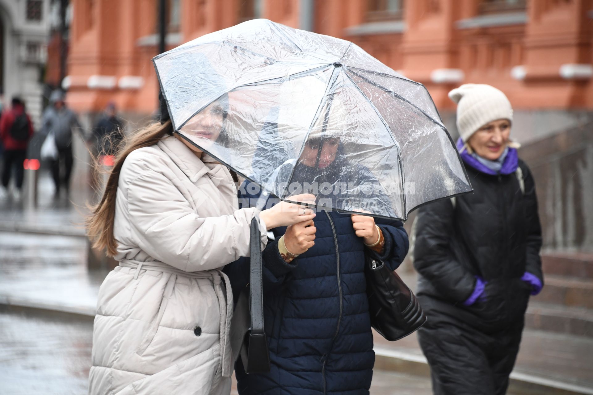 Москва.  Прохожие  на  Никольской улице во время дождя.