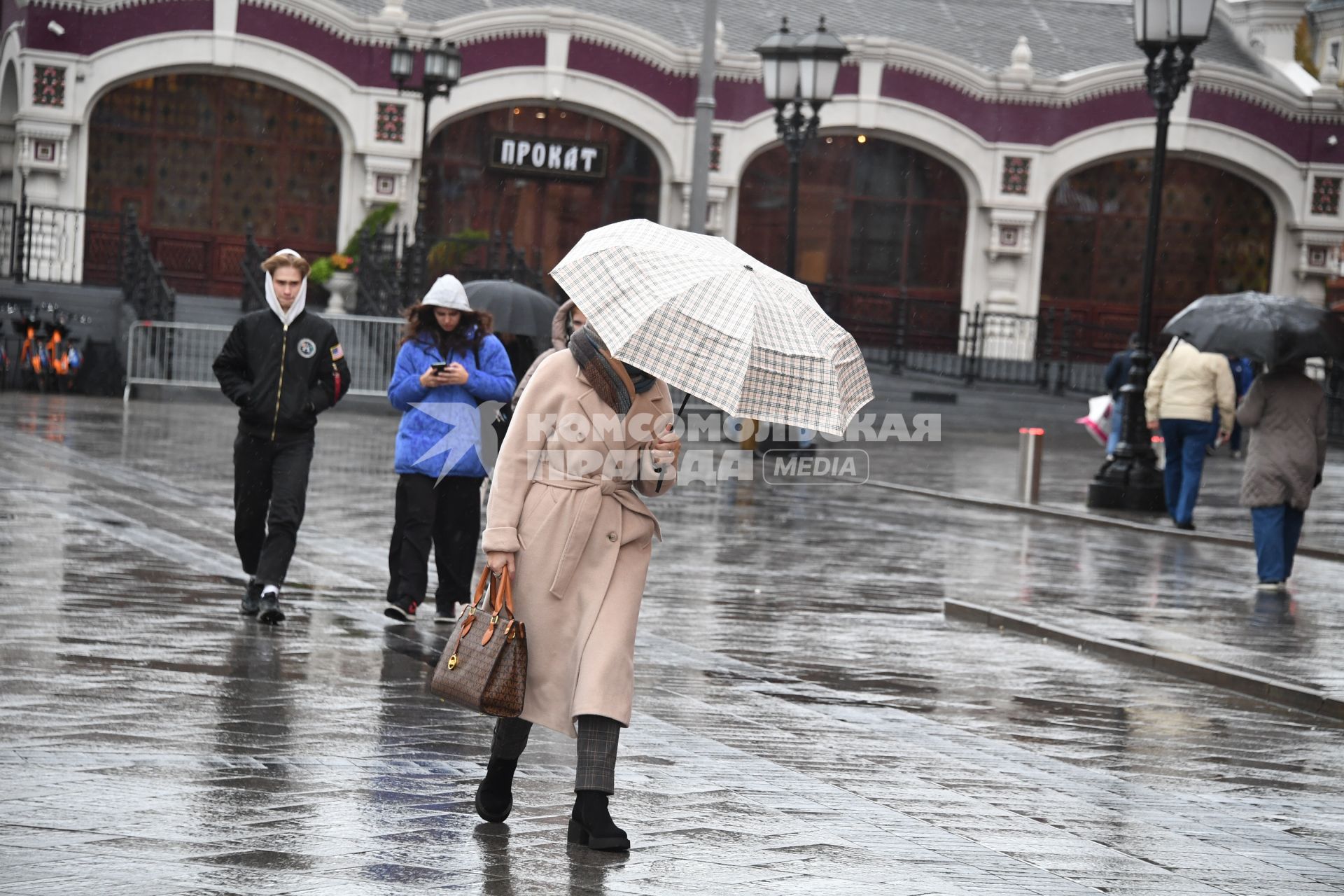 Москва.  Прохожие  на  улице во время дождя.